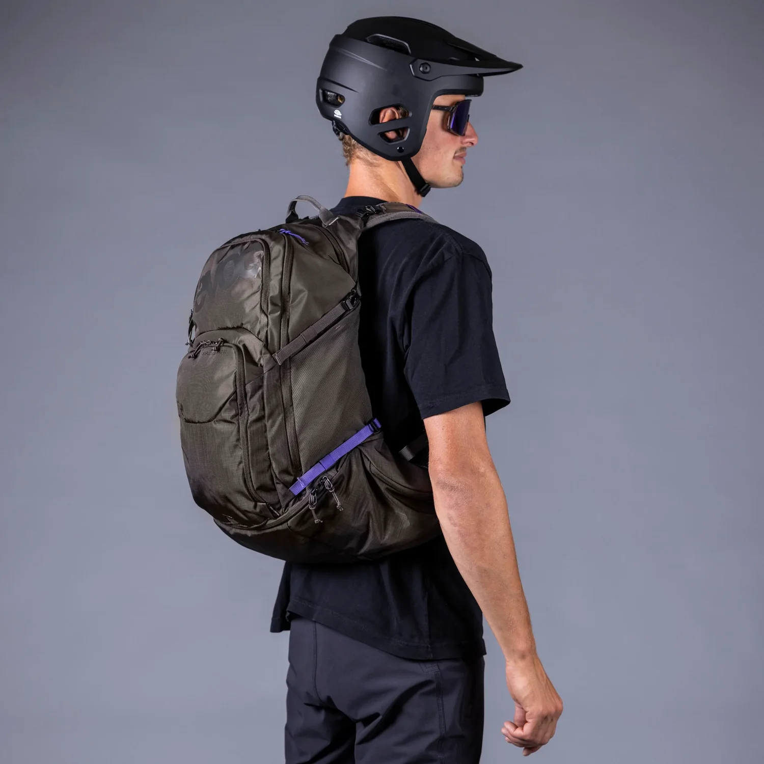 Explorer Pro 30L Backpack Fahrradrucksack, Olivgrün, Mehrere Fächer, Kompressionsriemen, Reißverschlusstaschen