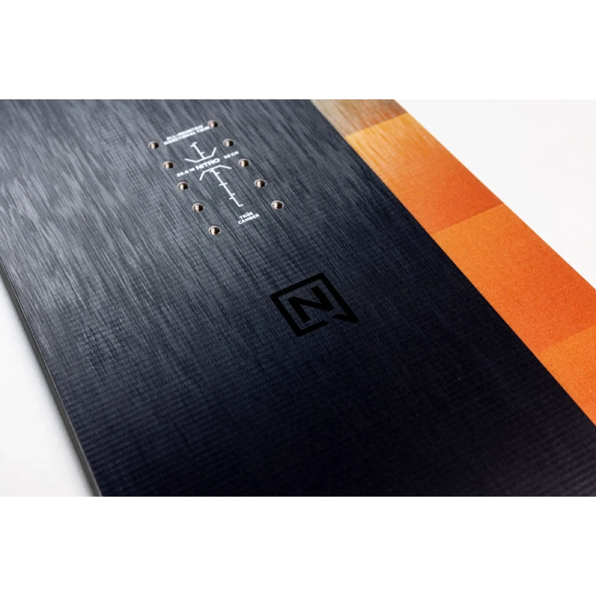 Carnet de notes, couverture foncée, motif quadrillé, rayures orange, logo carré, planche, tableau, structure, texture, touche orange