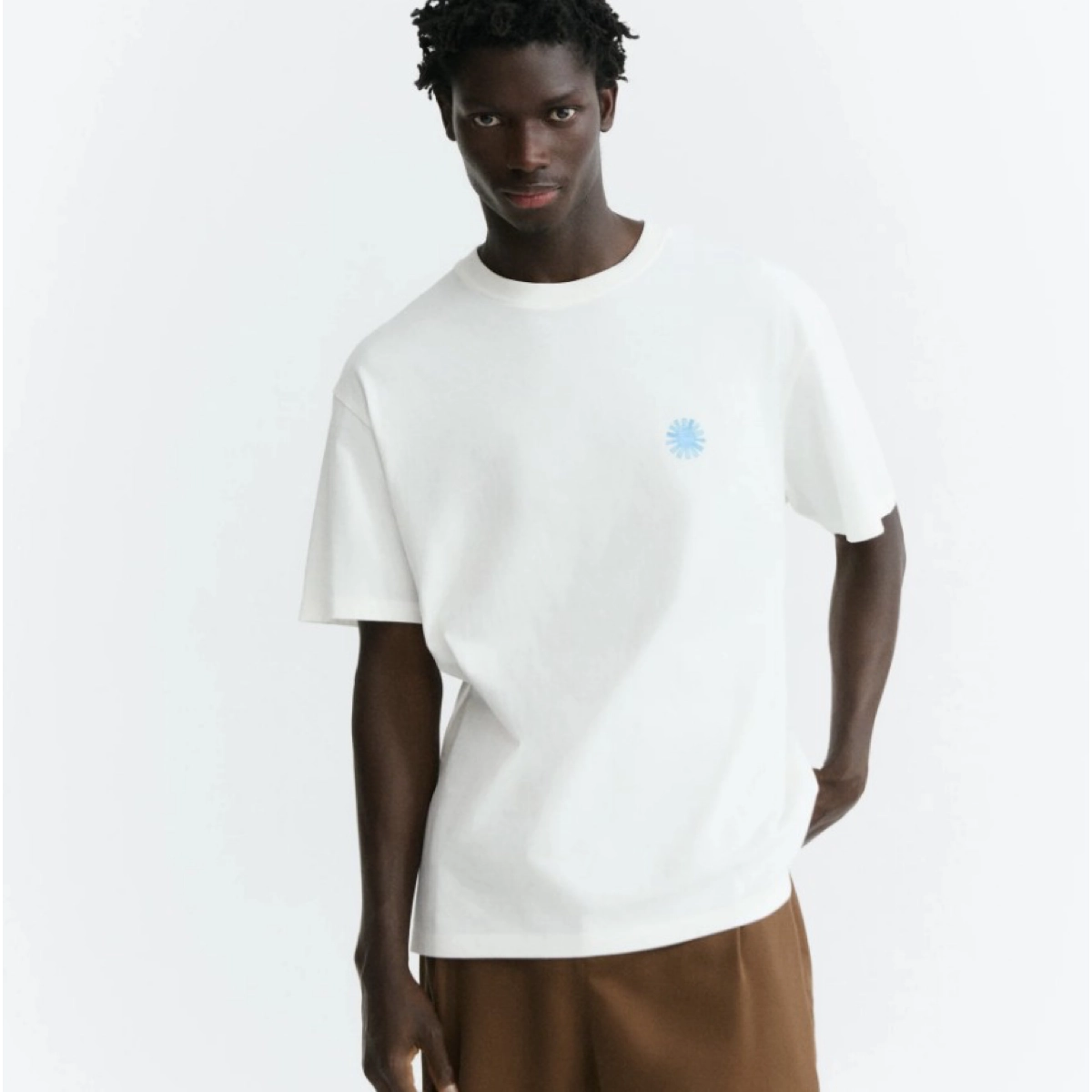 T-Shirt, Weiß, Kurzarm, Rundhals, Kleines blaues Emblem