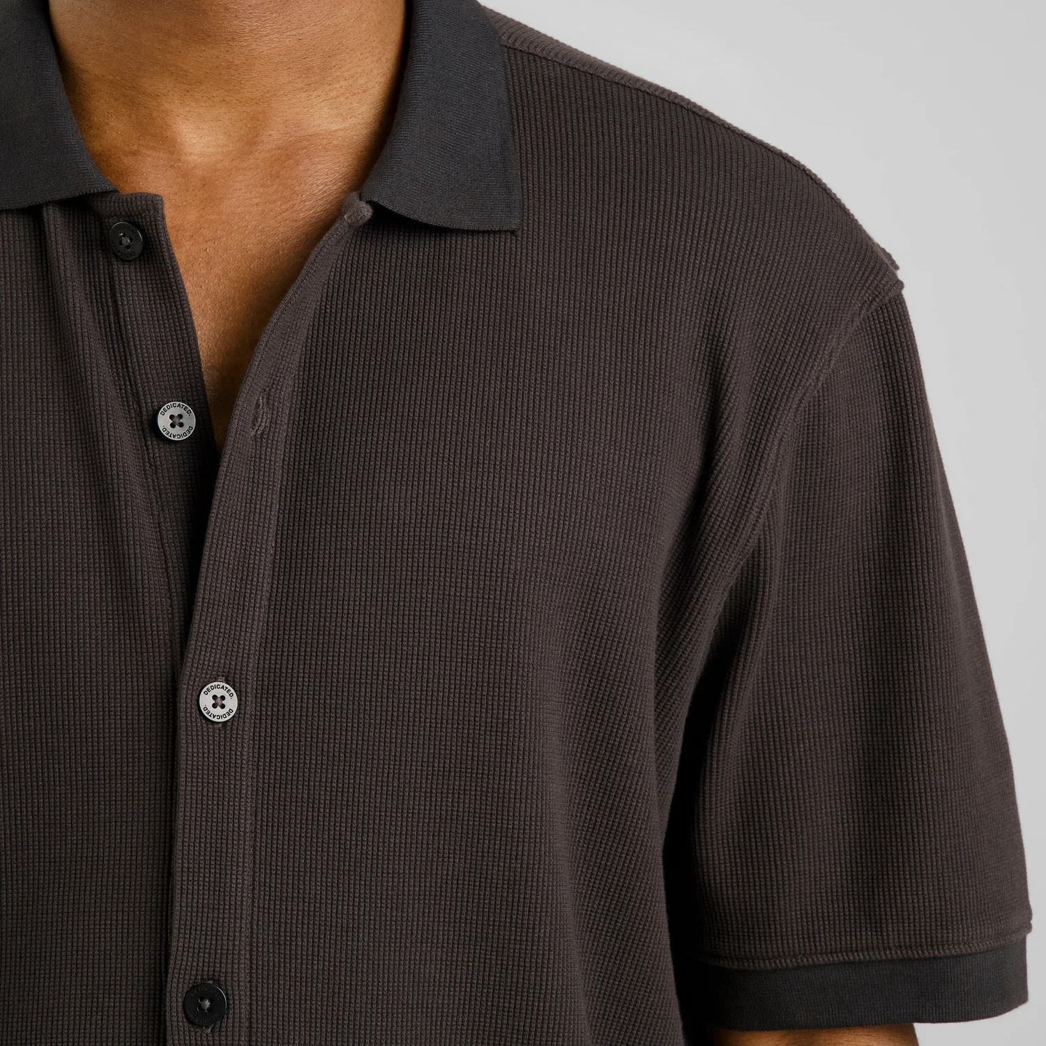 Shirt Falkvik Waffle Herren-Poloshirt, Dunkelbraun, Waffelstrick, Kurzarm, Knopfleiste