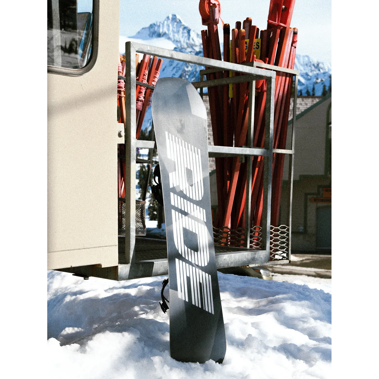 Snowboard, Schwarz, Weiße Grafik, Bindungen, Wintersport