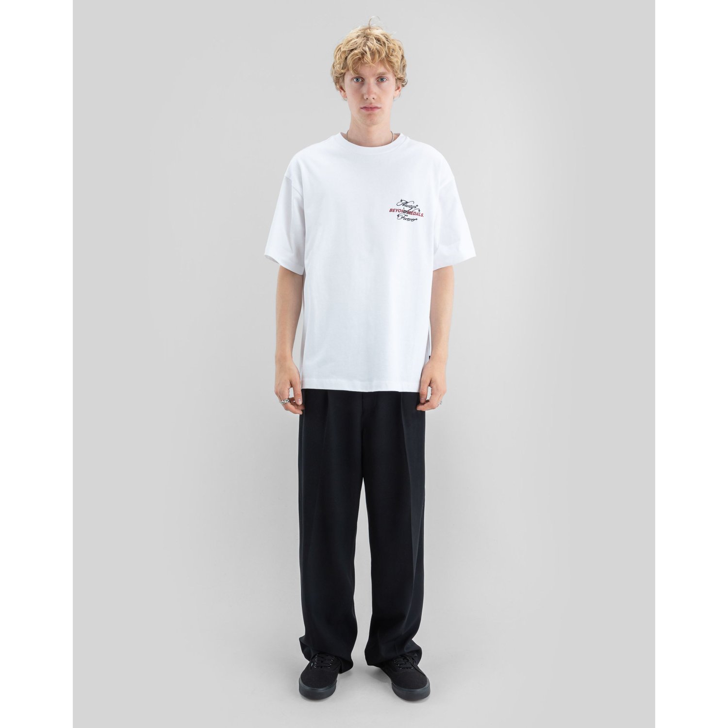 Forever Tee T-shirt, blanc, imprimé logo, manches courtes, t-shirt, t-shirt blanc, manches courtes, texte logo, vêtements de tous les jours, t-shirt, blanc, manches courtes, t-shirt blanc, noir ?