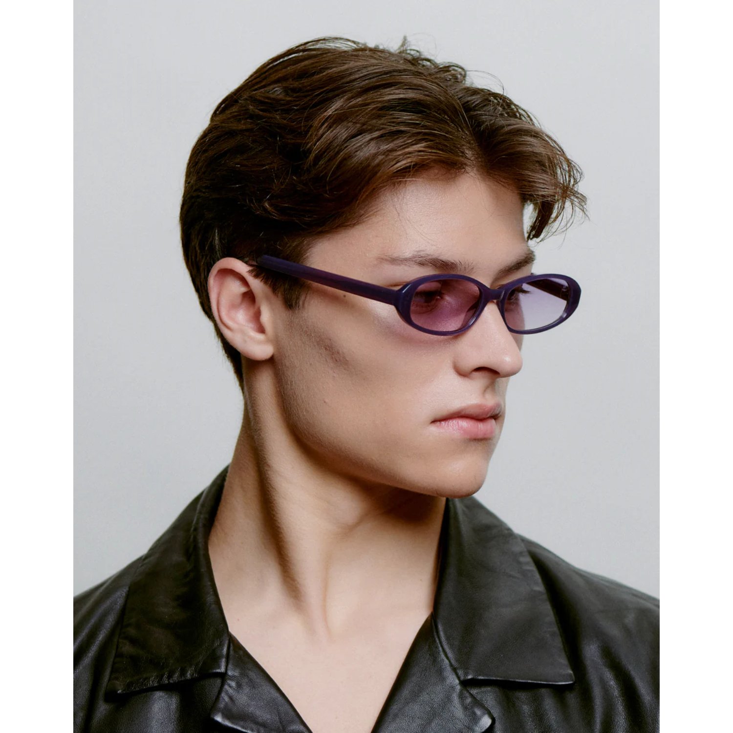 Lunettes de soleil, lunettes, monture ovale, verres violets, monture en plastique