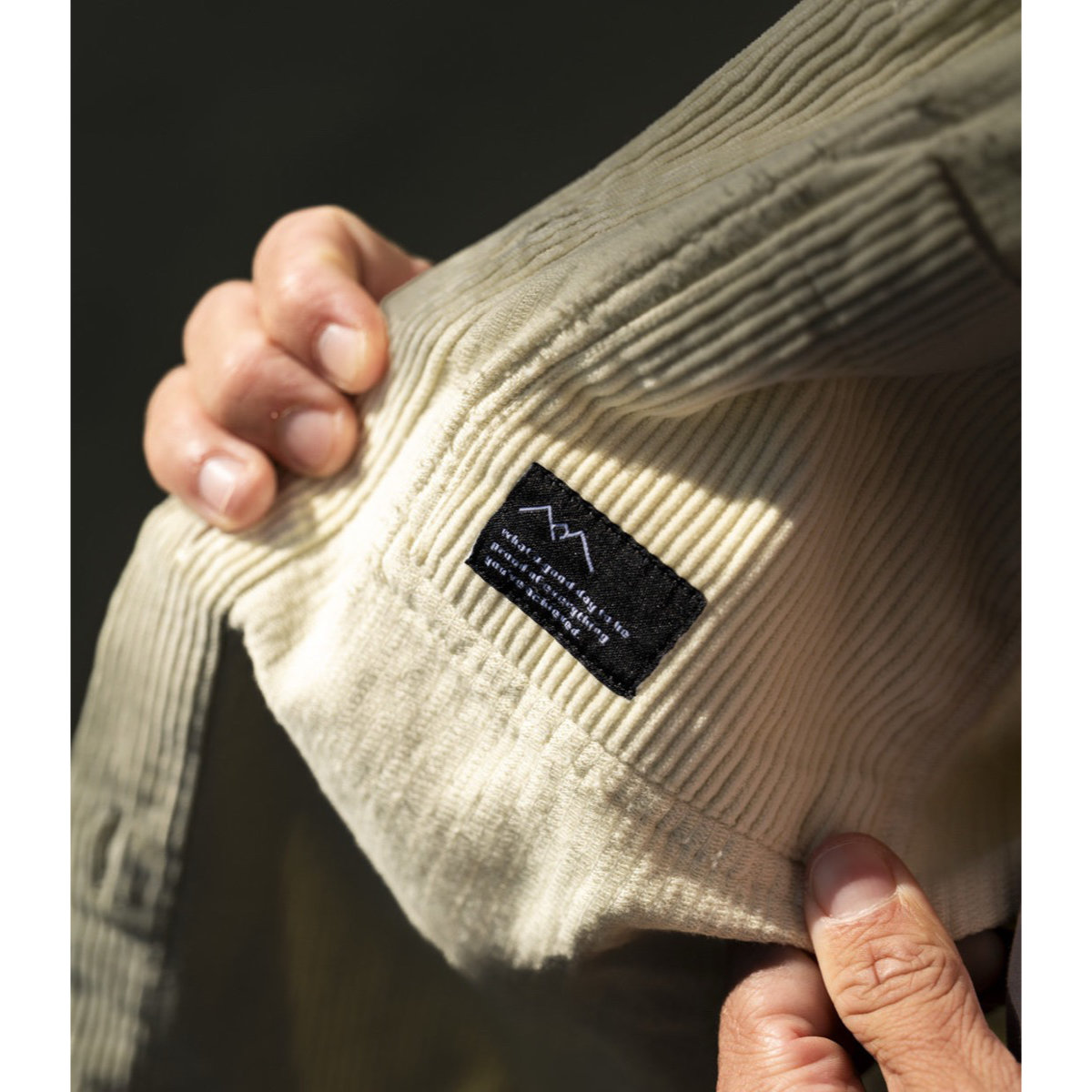 Surchemise en velours côtelé Doigt, personne, vêtement, chapeau, casquette