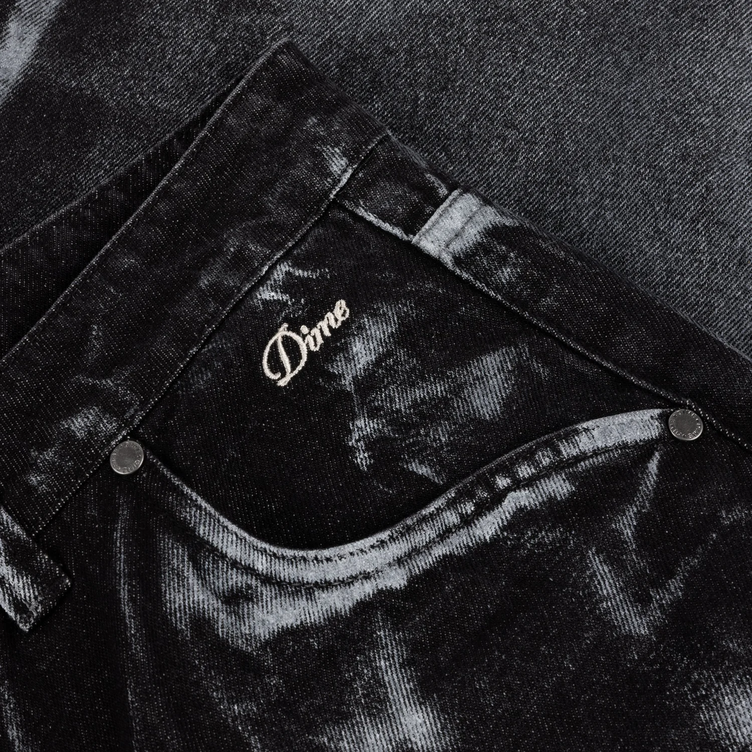 Jeansstoff, Schwarzer Denim, Bleichmuster, Gesäßtasche, Metallnieten