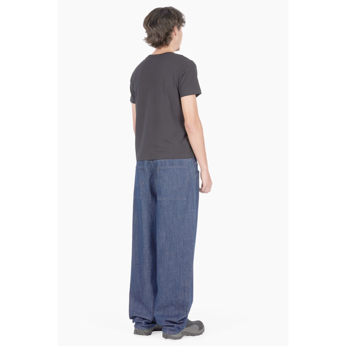 T-shirt, noir, t-shirt à manches courtes, jean foncé, vue de dos, t-shirt, manches courtes, t-shirt gris, jean, pantalon large
