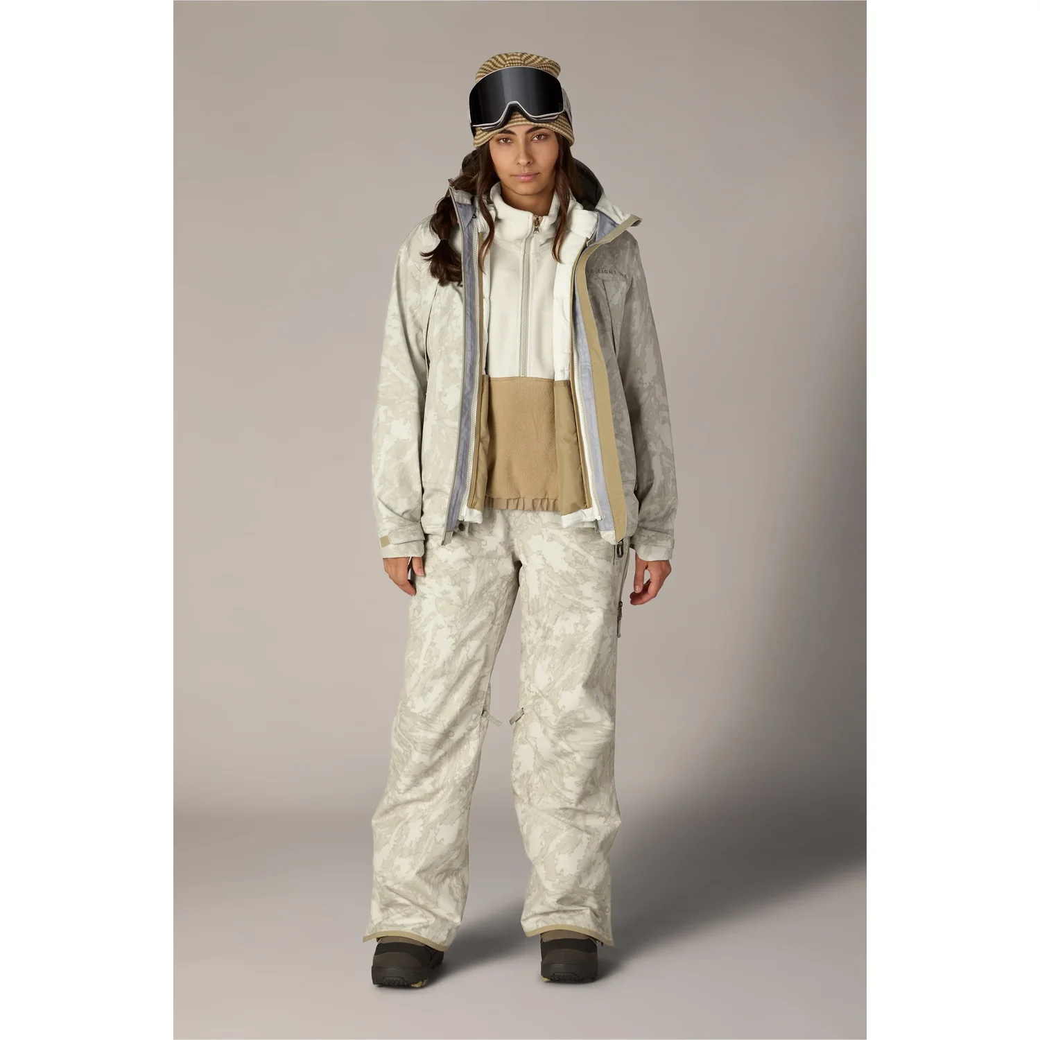 Veste de ski, pantalon de ski, motif camouflage, lunettes de neige, beige