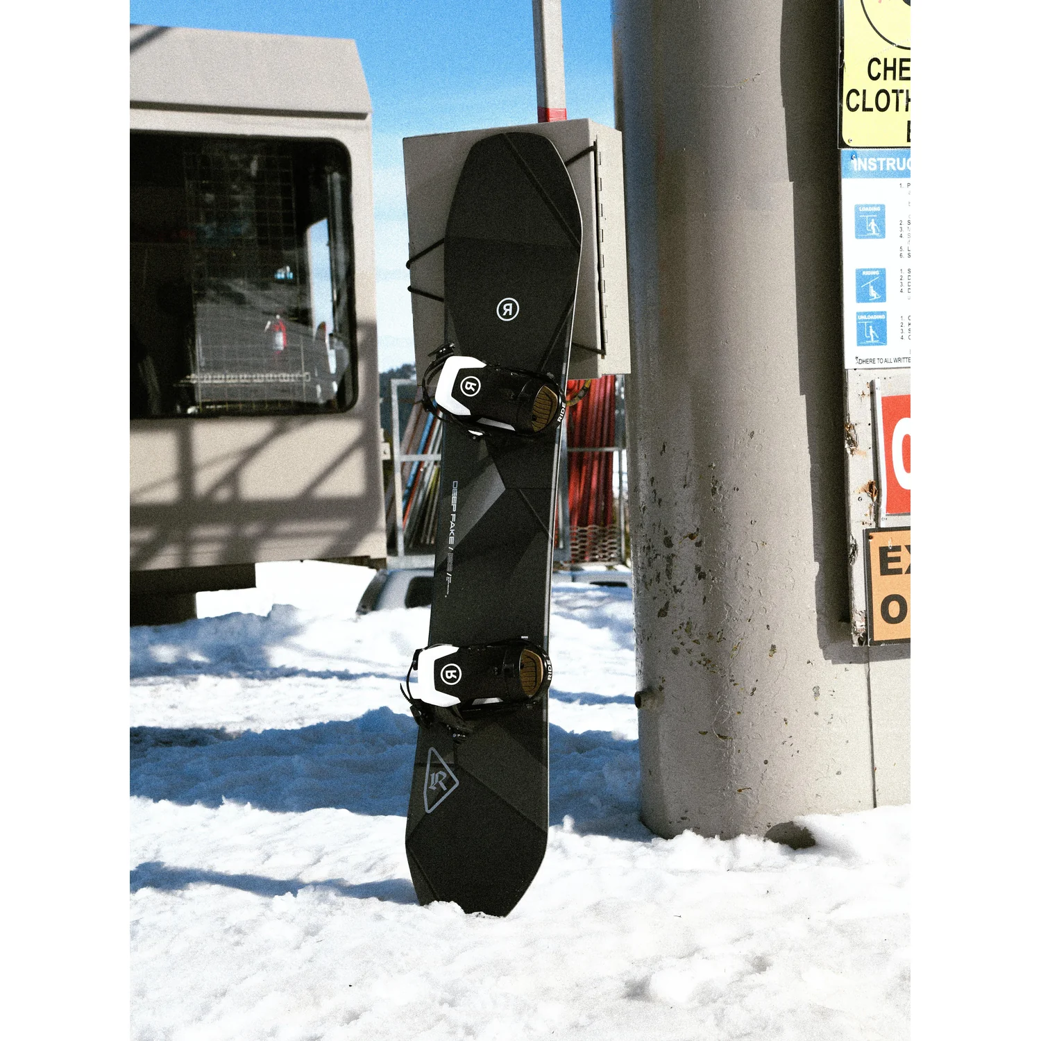 Deep Fake Snowboard, Schwarzes Board, Snowboardbindungen, Freestyle-Board