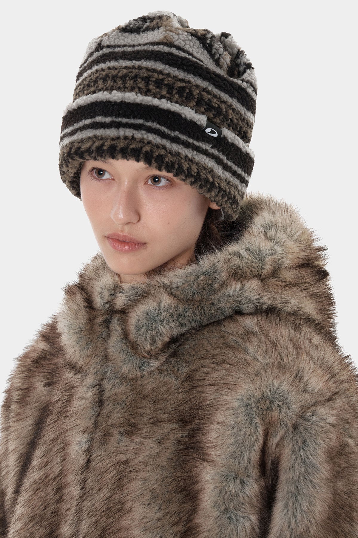 BOA Beanie & Warmer Bonnet, bonnet en tricot, rayures noires et blanches, motif tricoté, fausse fourrure ?