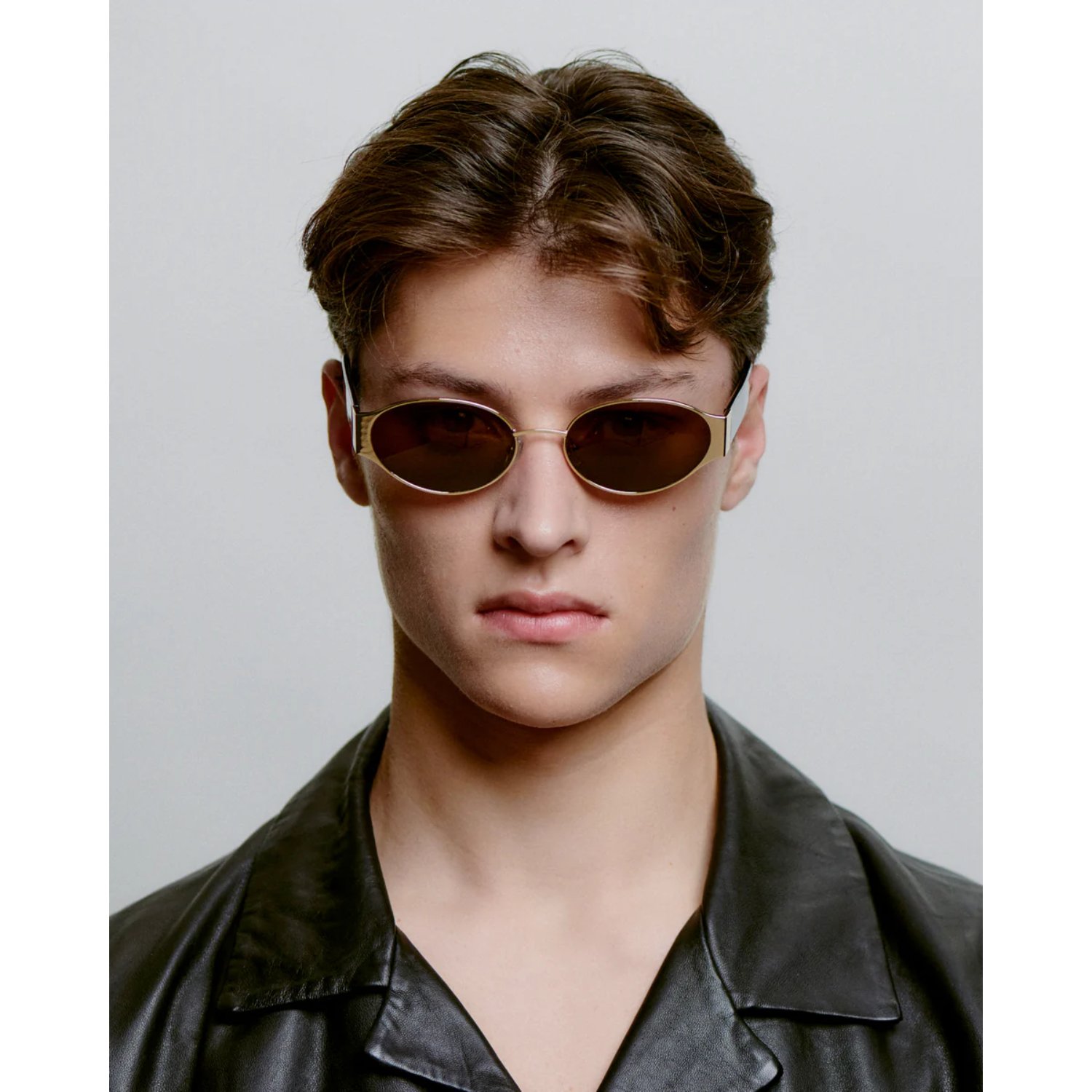 Bella Sonnenbrille, ovale Sonnenbrille, Lederjacke, braune Gläser, Herrenmode