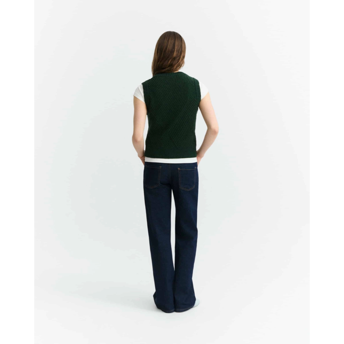 Kaia Knitted Vest Weste, Wollweste, Sommerfarbton, Jeanshose, Rückenansicht, Weste, Strickweste, dunkelgrün, Jeans, Rückansicht