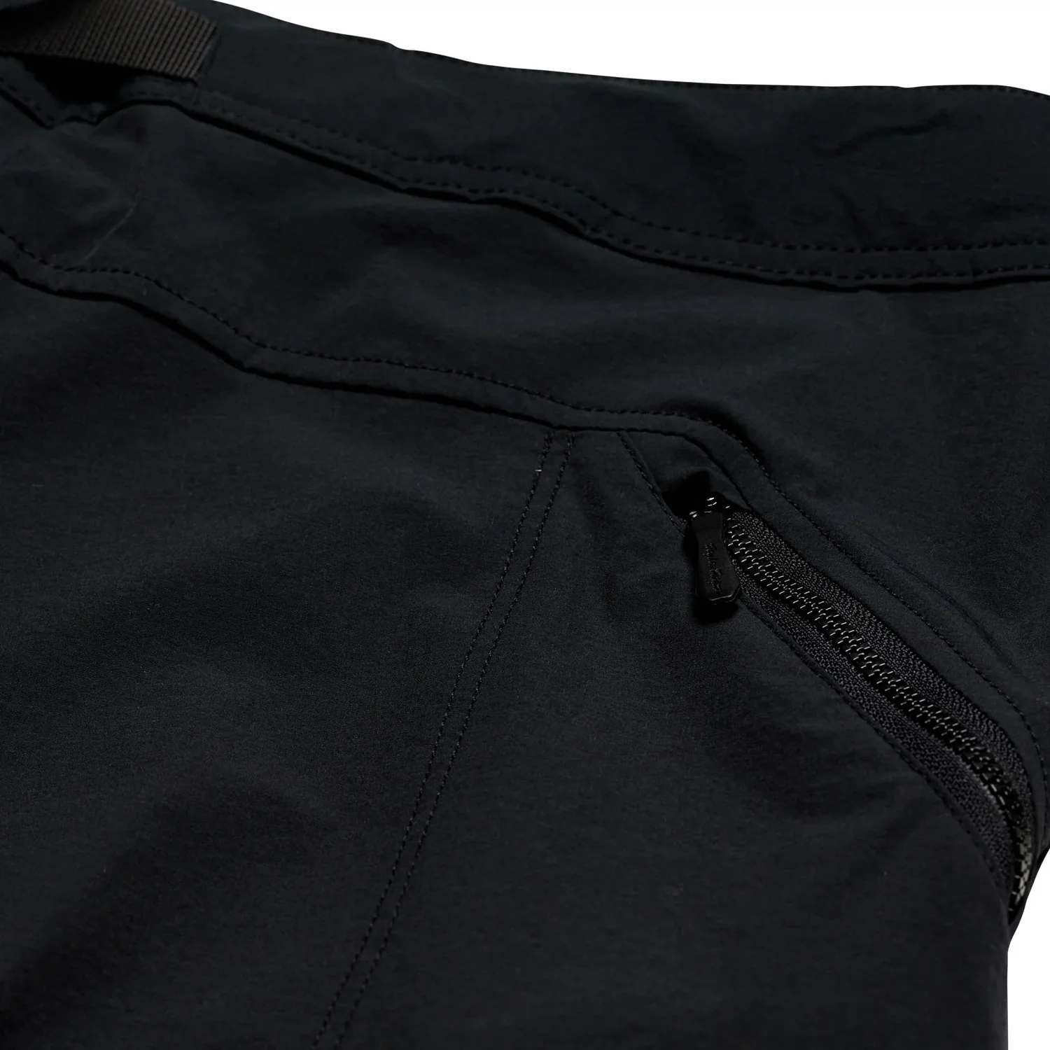 Pantalon noir, poche zippée, passants de ceinture, coutures matelassées