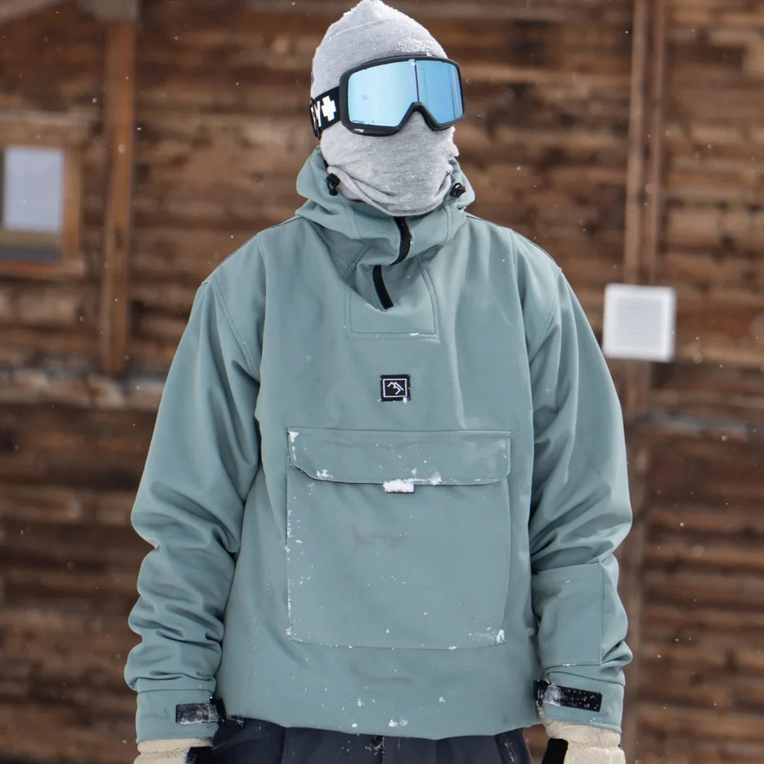 Anorak de ski, capuche, vert sauge, poche kangourou, jupe pare-neige