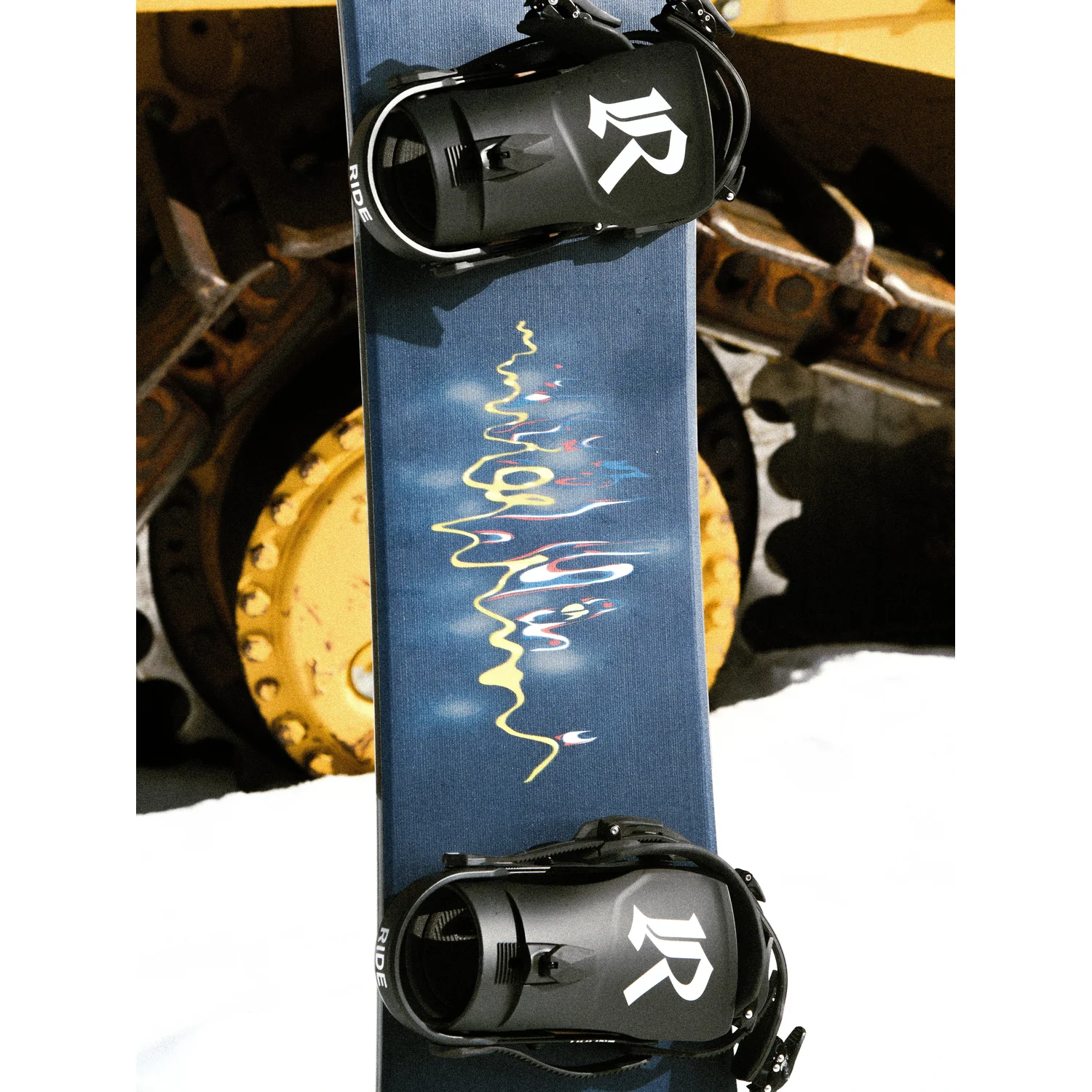 Snowboard, Blaue Oberfläche, Snowboardbindungen, Schwarze Bindungen, Grafikmuster