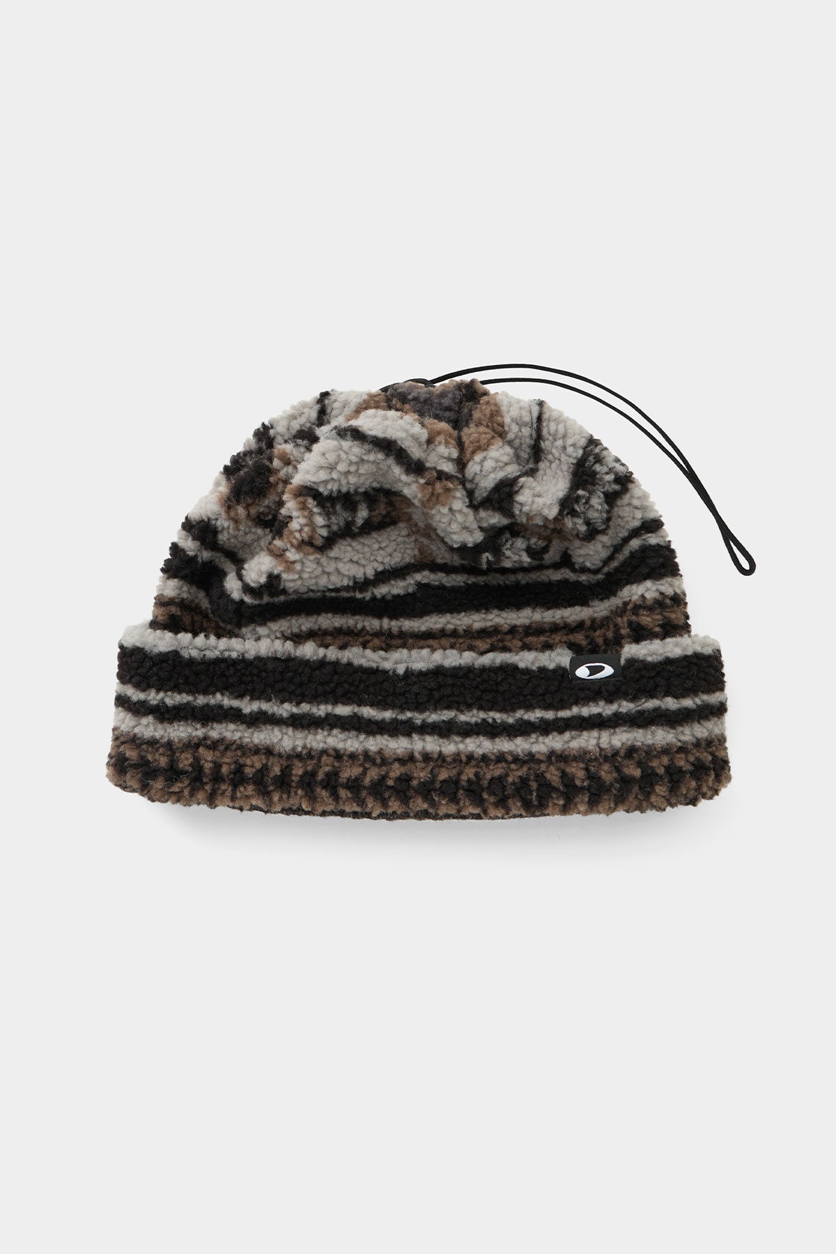 BOA Beanie & Warmer Bonnet tricoté, aspect peau d'agneau, rayures couleur naturelle, cordon de serrage, aspect tapis