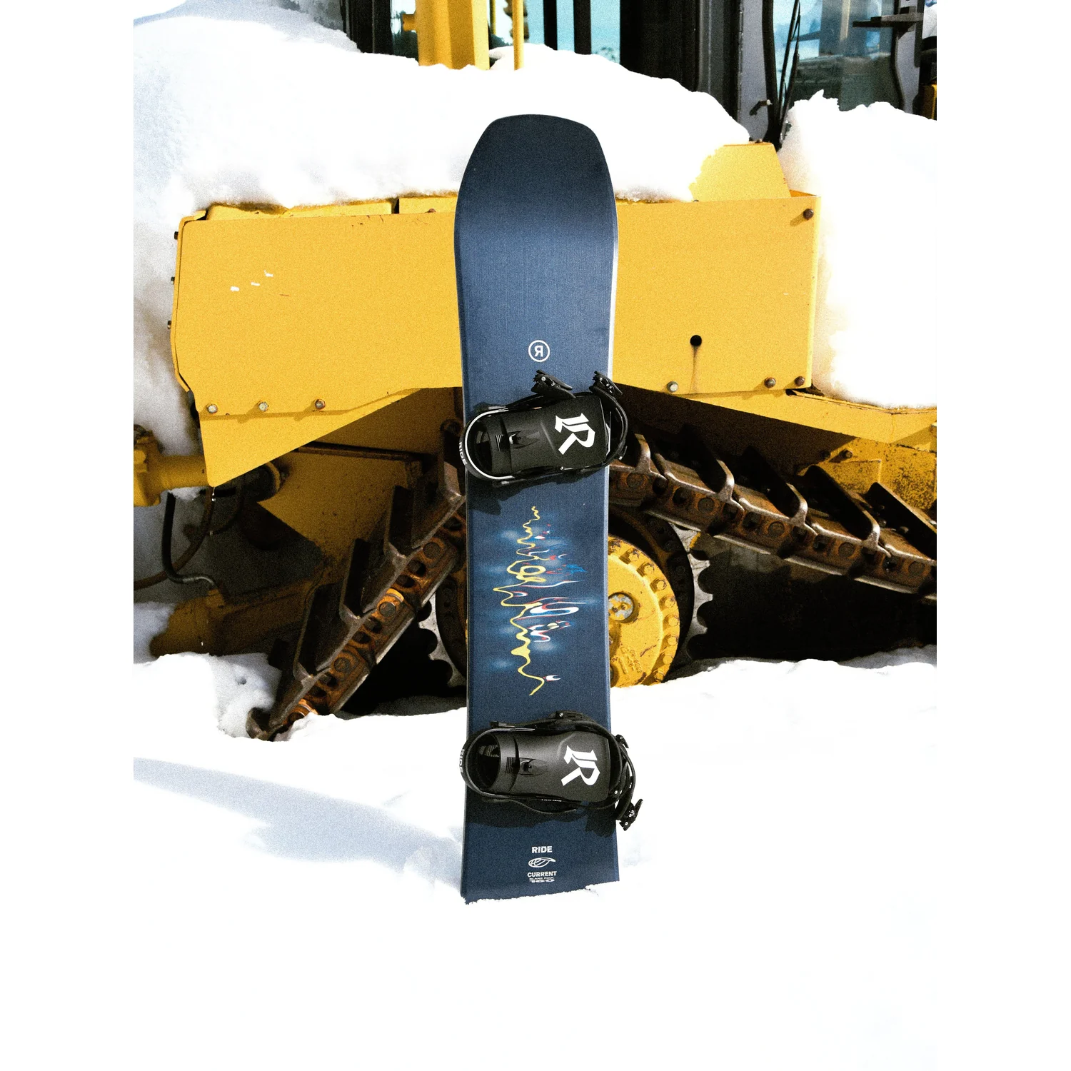 Current Snowboard, Blaue Oberseite, Schwarze Bindungen, Grafikdesign
