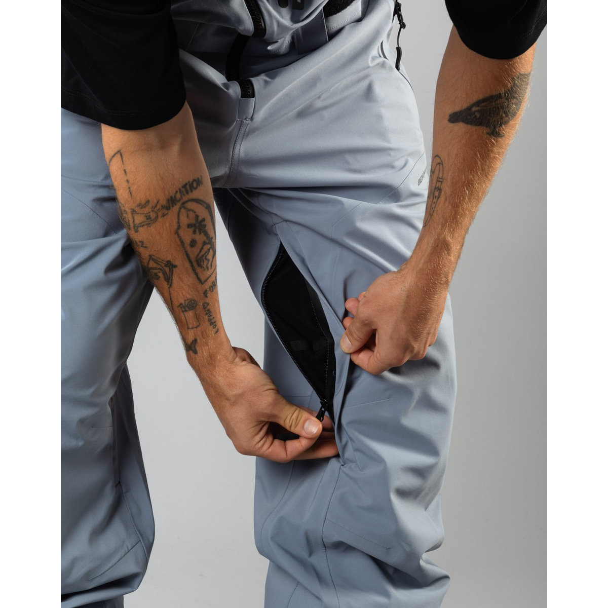 Bekleidung, Hosen, Person, Haut, Tätowierung