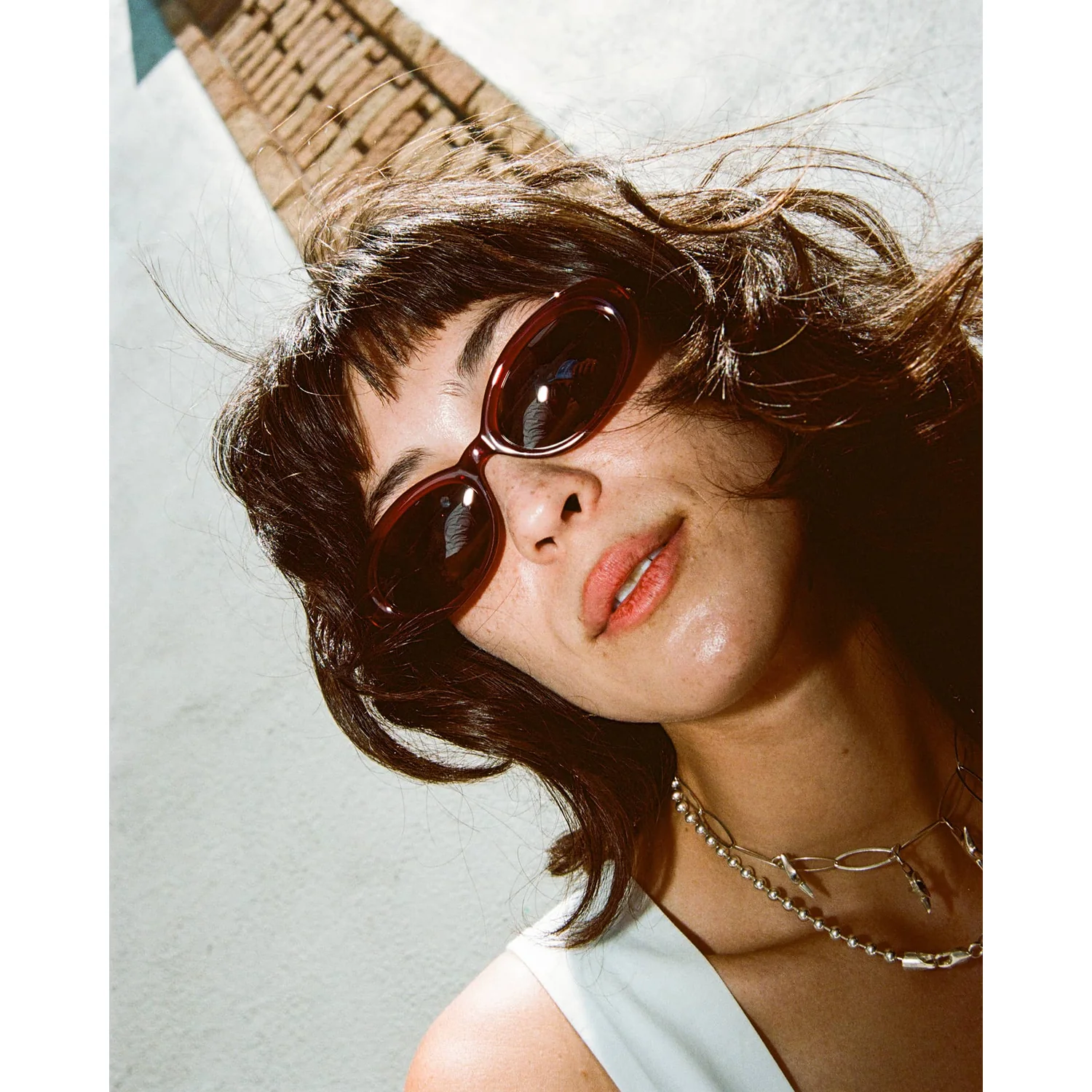 Sonnenbrille, ovale Gläser, dunkle Gläser, rotbraunes Gestell