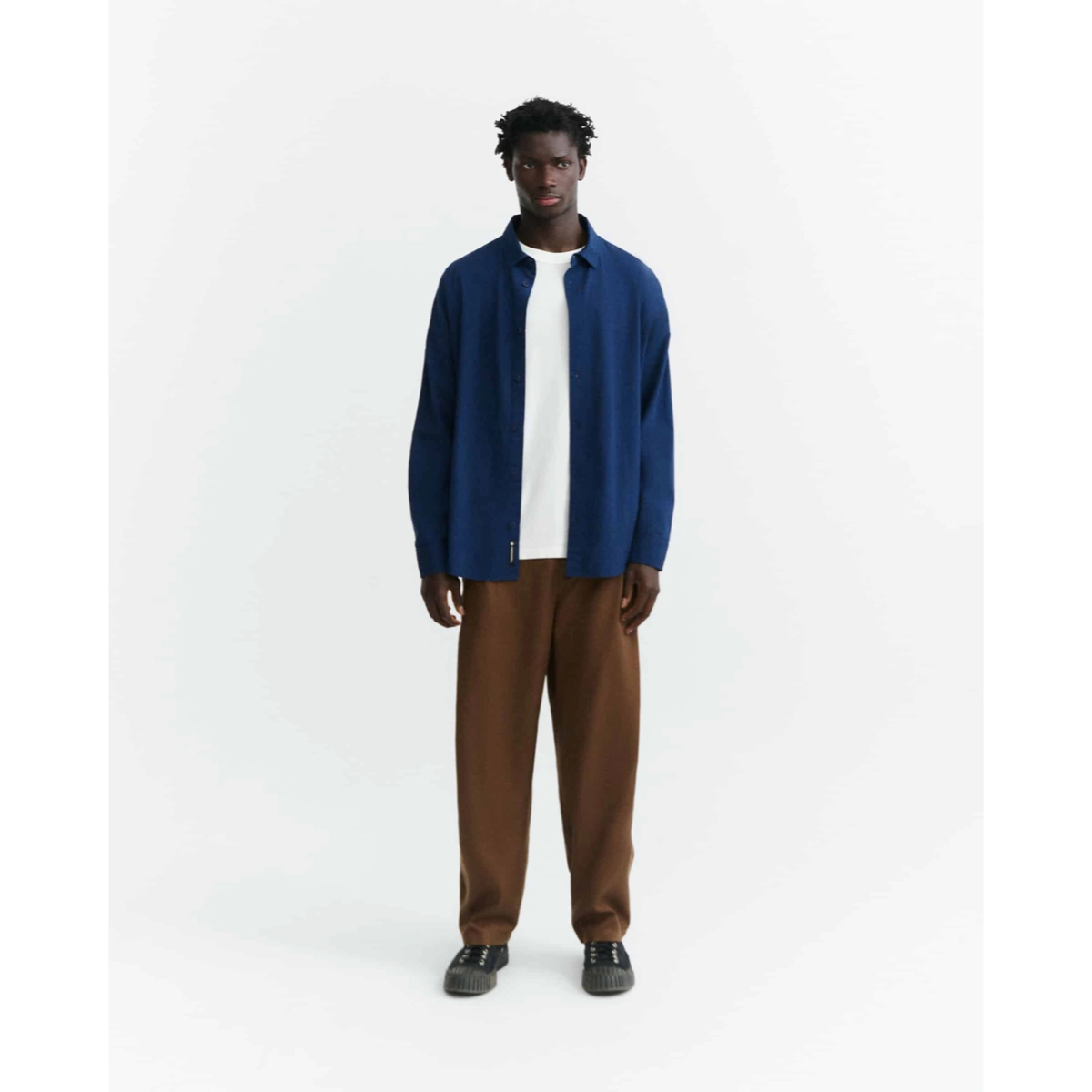blaues hemd, langarmhemd, knopfleiste, oversize, cotton?texture, Hemdbluse, Blaues Hemd, Weißes T-Shirt, braune Hose, Sneaker