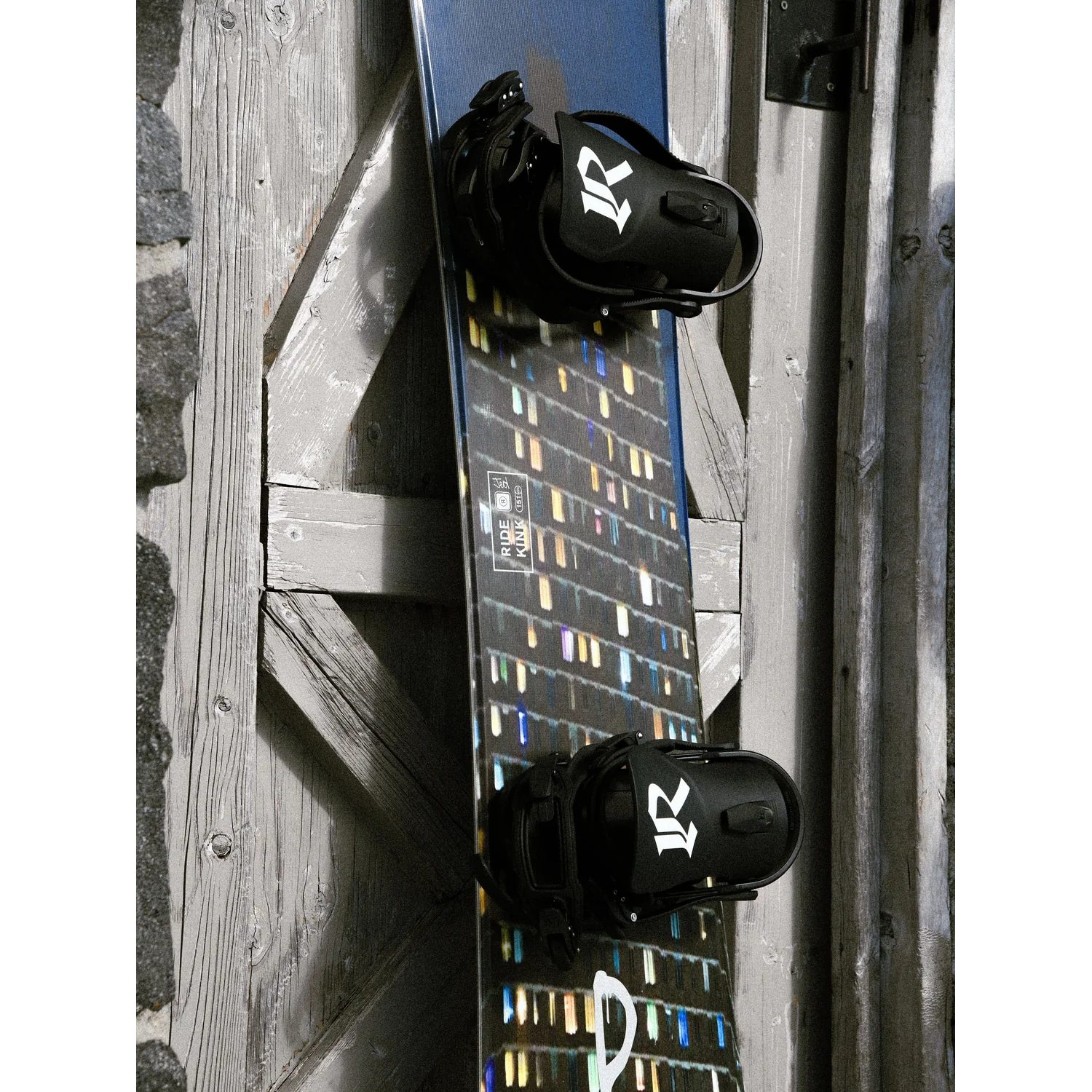 Snowboard, fixations de snowboard, fixations noires, motifs colorés, équipement d'hiver