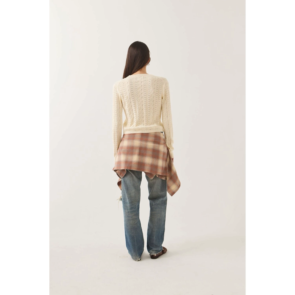 Kleidungsartikel, Strickpullover, Kabelstrick, Jeans, Schal-Überwurf, Cable-Knitted-Sweater, Cream Sweater, Cable-Knit, Layered plaid, Denim jeans