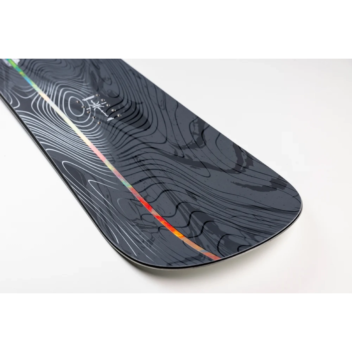 Alternator FX Snowboard, motif graphite, carre avant, rocker, bande colorée sur les carres, snowboard, carres arrondies, motif graphique, gris foncé, face supérieure du snowboard