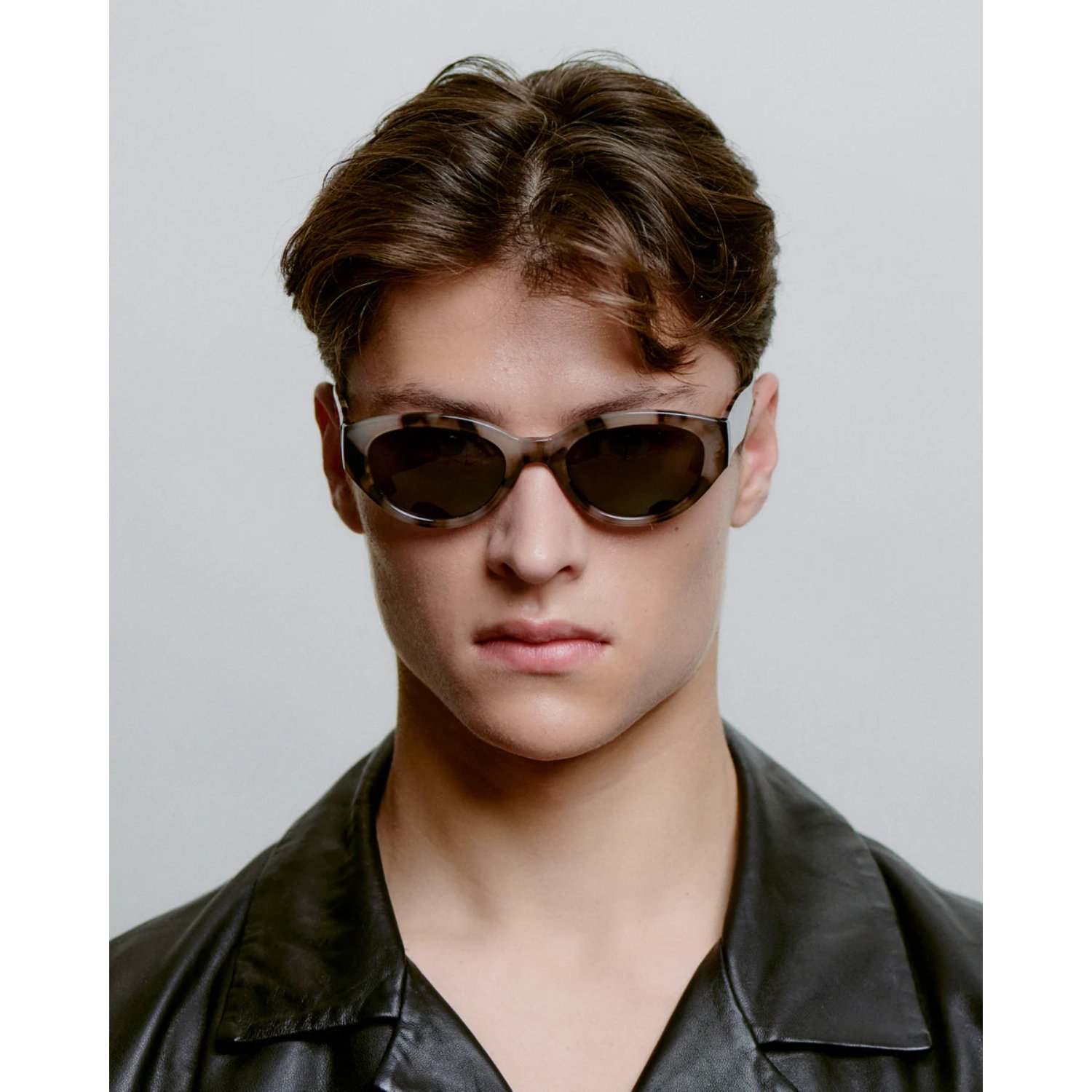 Winnie Lunettes de soleil, lunettes de soleil ovales, lunettes marron, veste en cuir, mode masculine