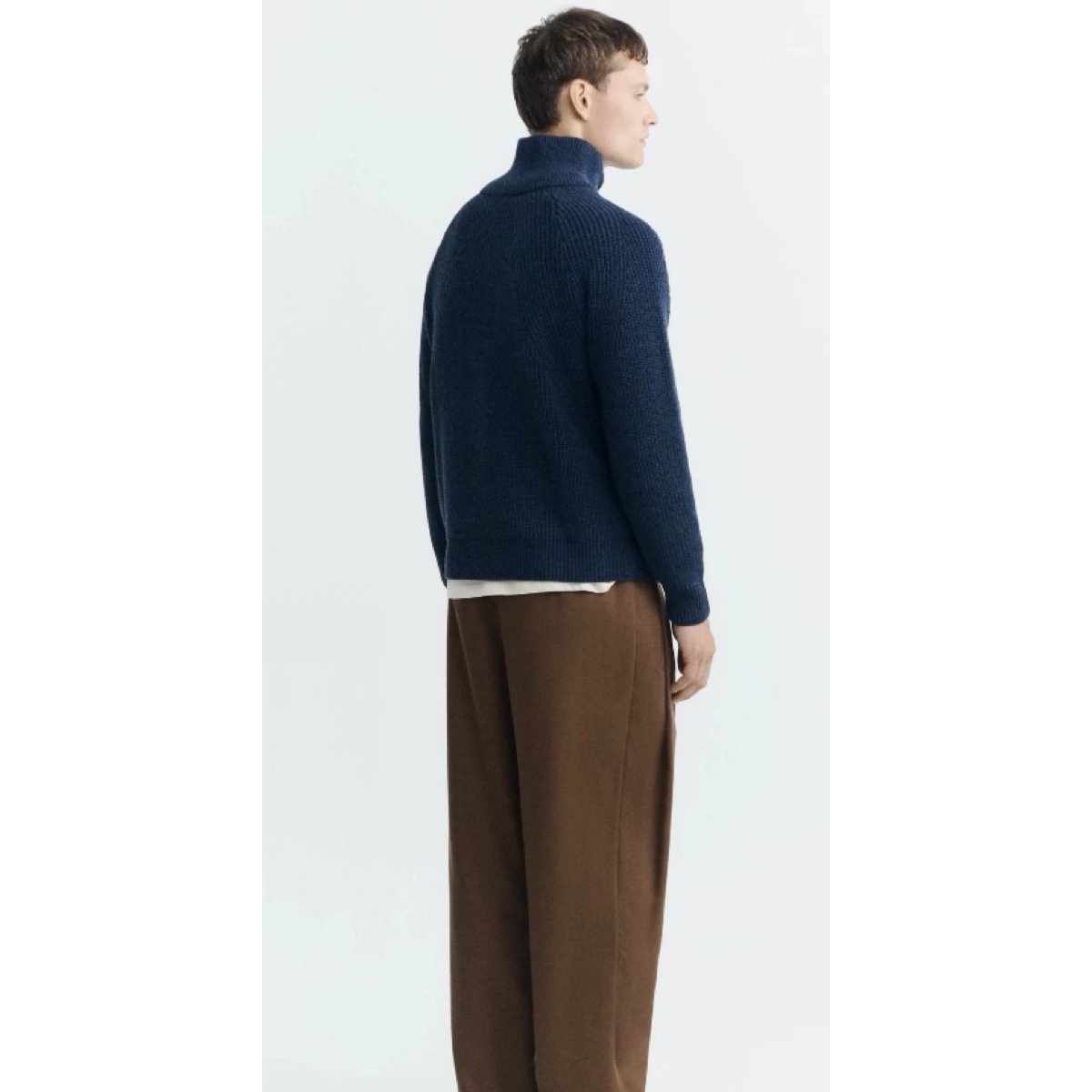 Pull bleu foncé, pull à col roulé, laine, pantalon droit, marron