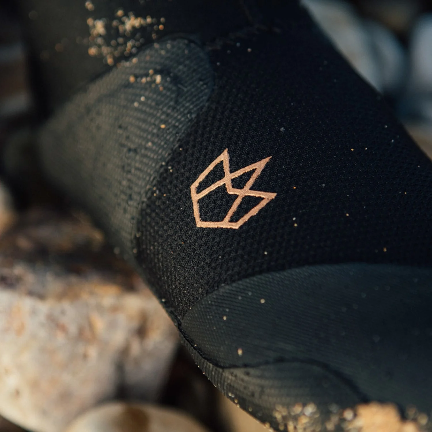 Baseballkappe, schwarz, Textil, gekrümmter Schirm, goldenes Logo