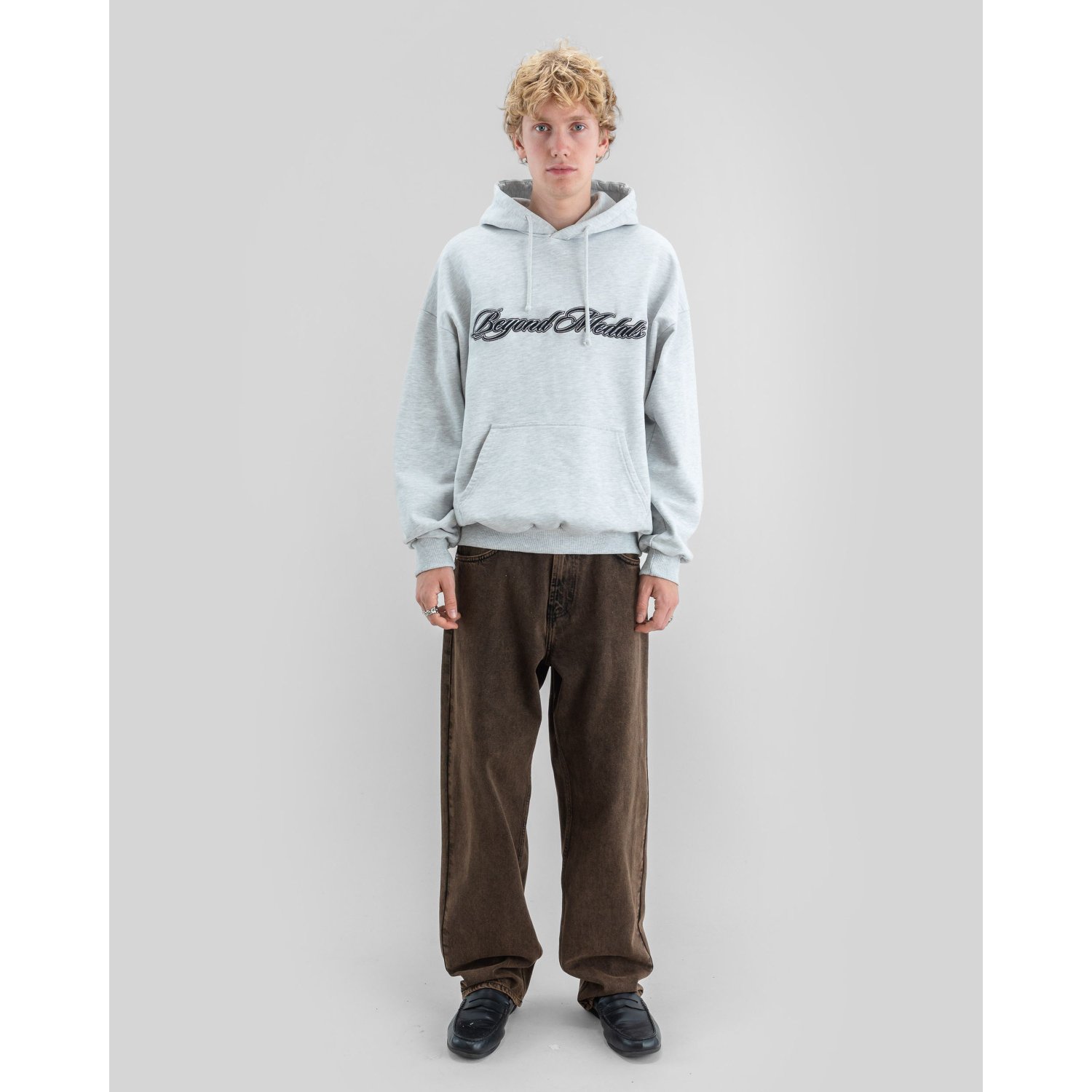 Sweat à capuche, pull, capuche, sweat-shirt gris, poche kangourou, sweat à capuche, gris, pull, gilet kangourou, logo pailleté, sweat à capuche, gris, texte du logo, paiement à l'avance ?, sweat-shirt