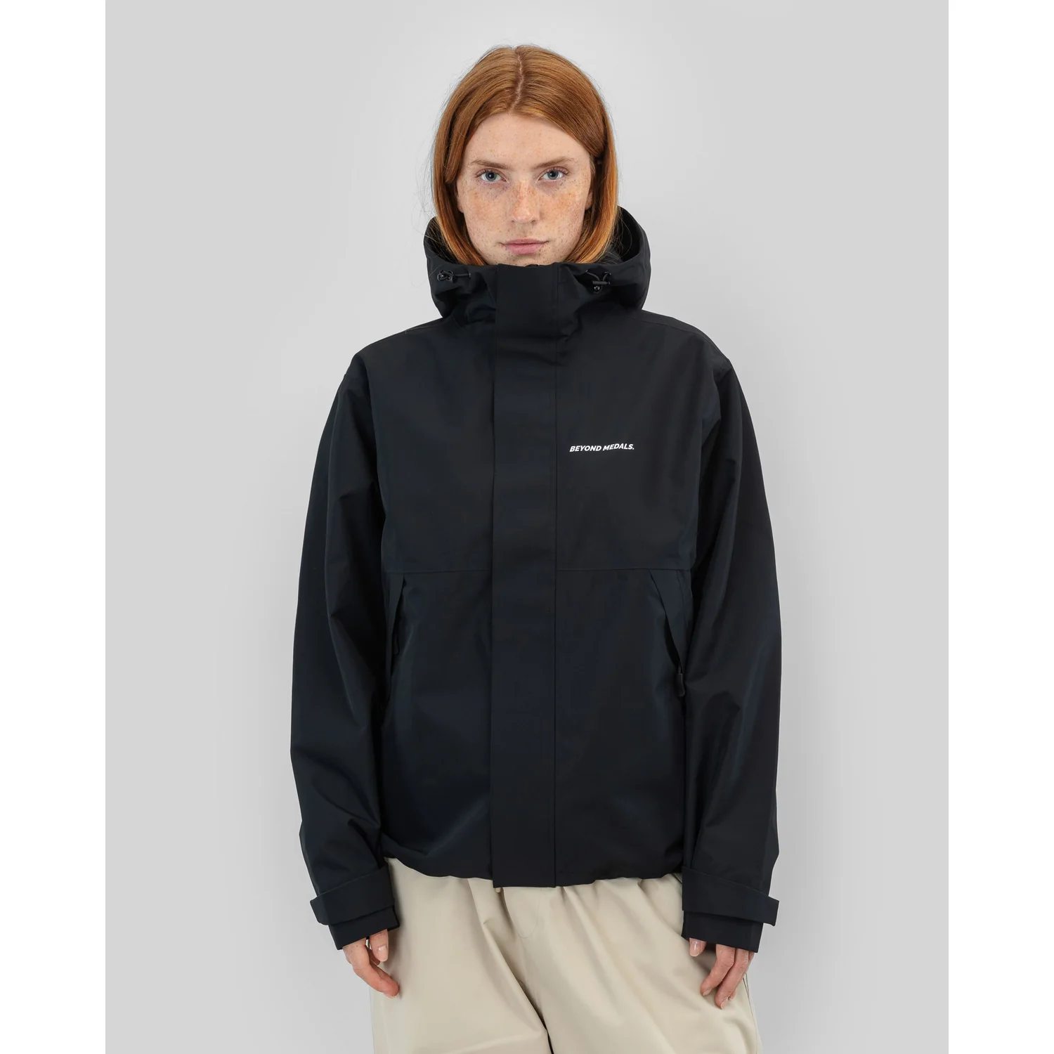Veste noire, capuche, coupe-vent, fermeture éclair, veste de plein air