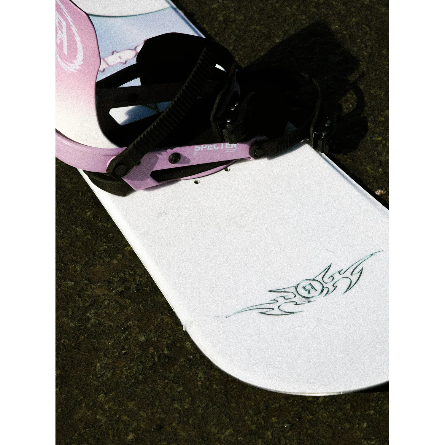 Snowboard, Snowboardbindung, weißes Board, violette Bindung, Tribal-Grafik