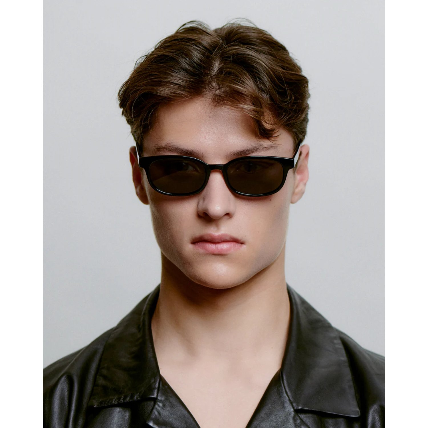 Charlie Sonnenbrille, Dunkle Sonnenbrille, Rechteckige Brillenform, Schwarz, Lederjacke