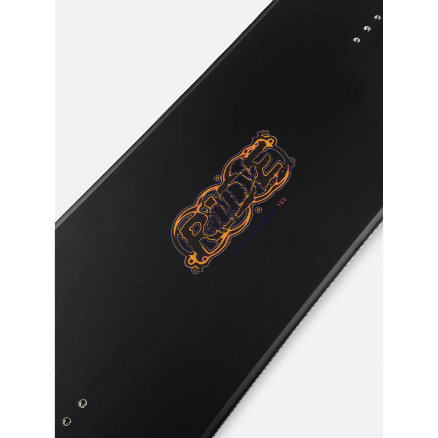 Snowboard, schwarze Unterseite, orangefarbenes Logo, Länge 155 cm, Metallösen
