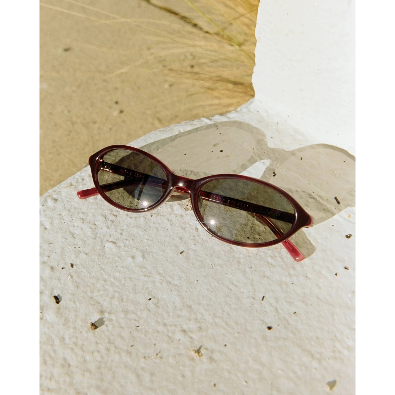Sonnenbrille, ovale Gläser, rotes Gestell, Kunststoffgestell, getönte Gläser