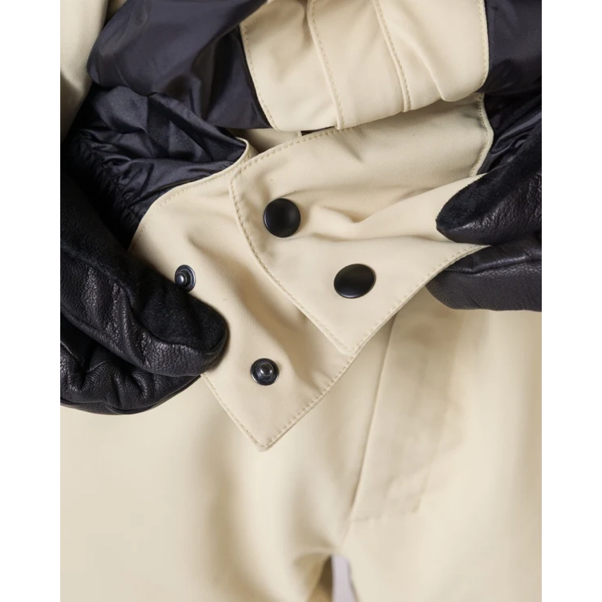 Imperméable, boutons aux épaules, manteau beige, fermeture à double boutonnage, gants en caoutchouc, imperméable, fermeture à chaîne, boutons, beige, imperméabilisation