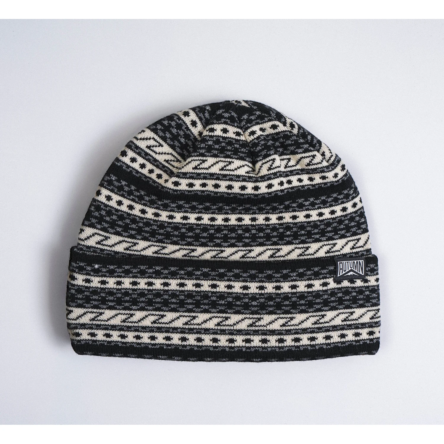 Bonnet tricoté, noir et blanc, motif norvégien, bord rabattu