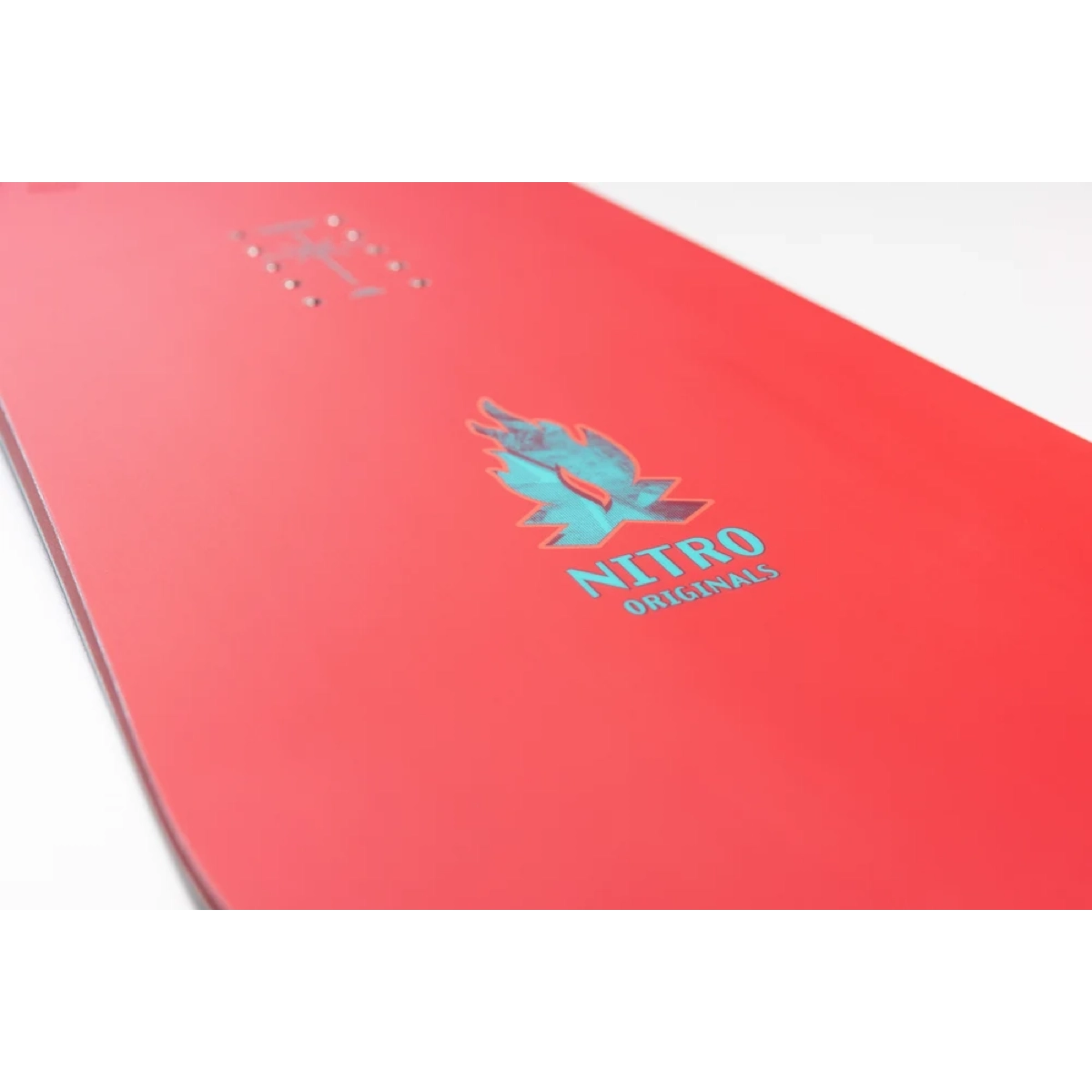 Planche de surf, rouge, motif graphique, « Nitro », orange fluo, imprimé, logo, encre bleue, détail de la planche de surf