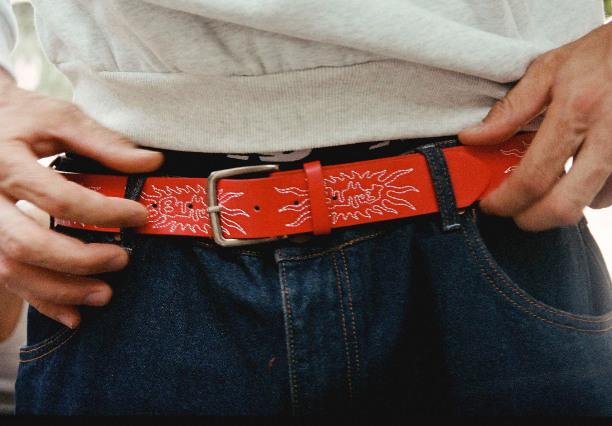 Gürtel, rot, Dekorative Ziernaht, Leder, Jeans