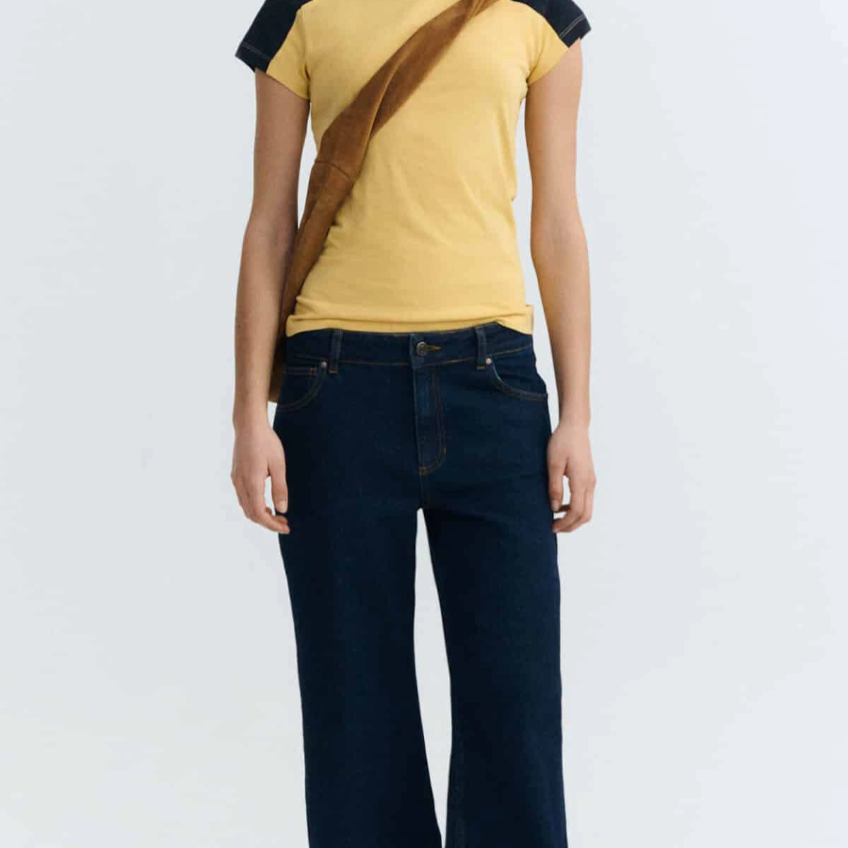 t-shirt, kurzarm, gelb, crossbody-tasche, jeans