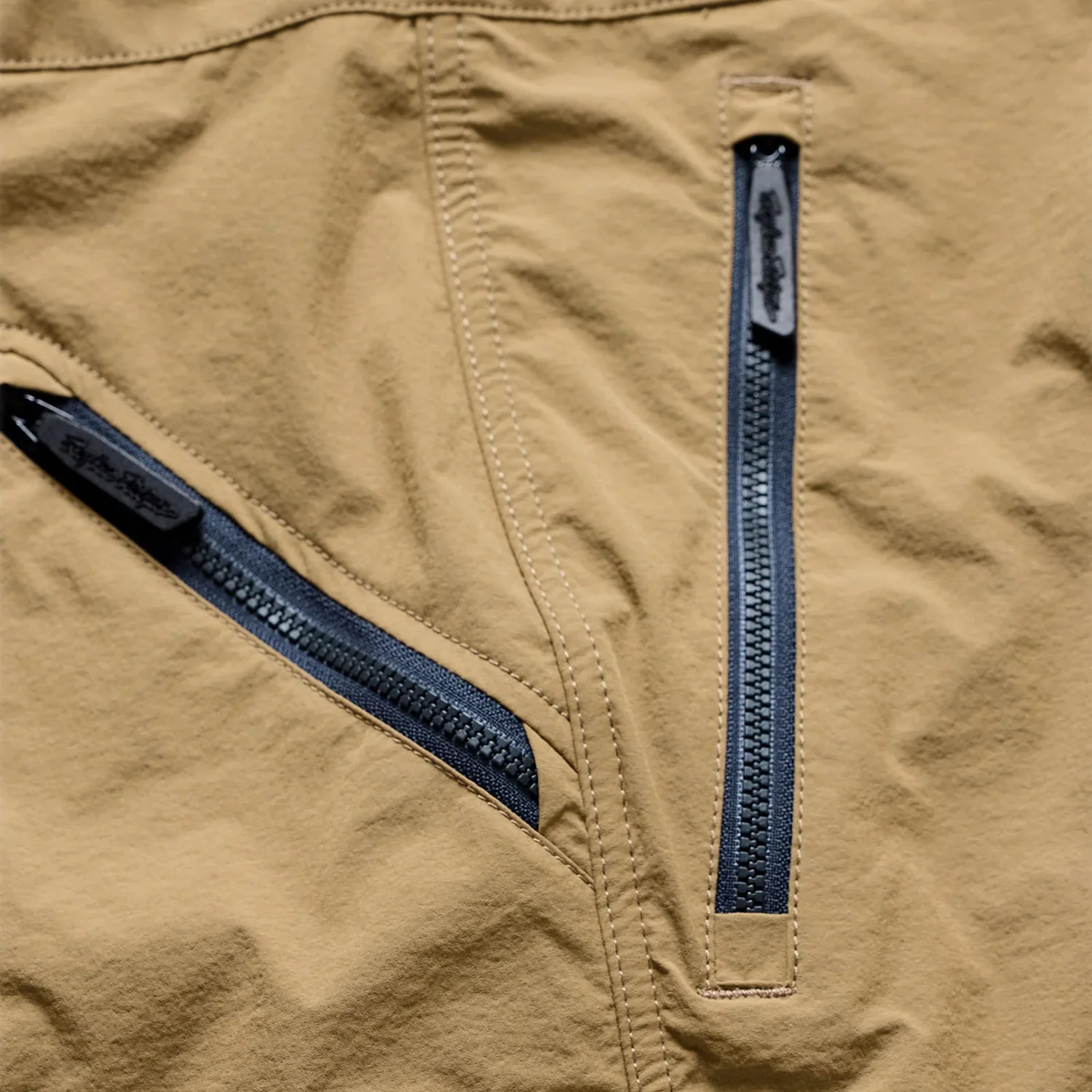 Veste, couleur sable, poches zippées, col montant, tissu tissé