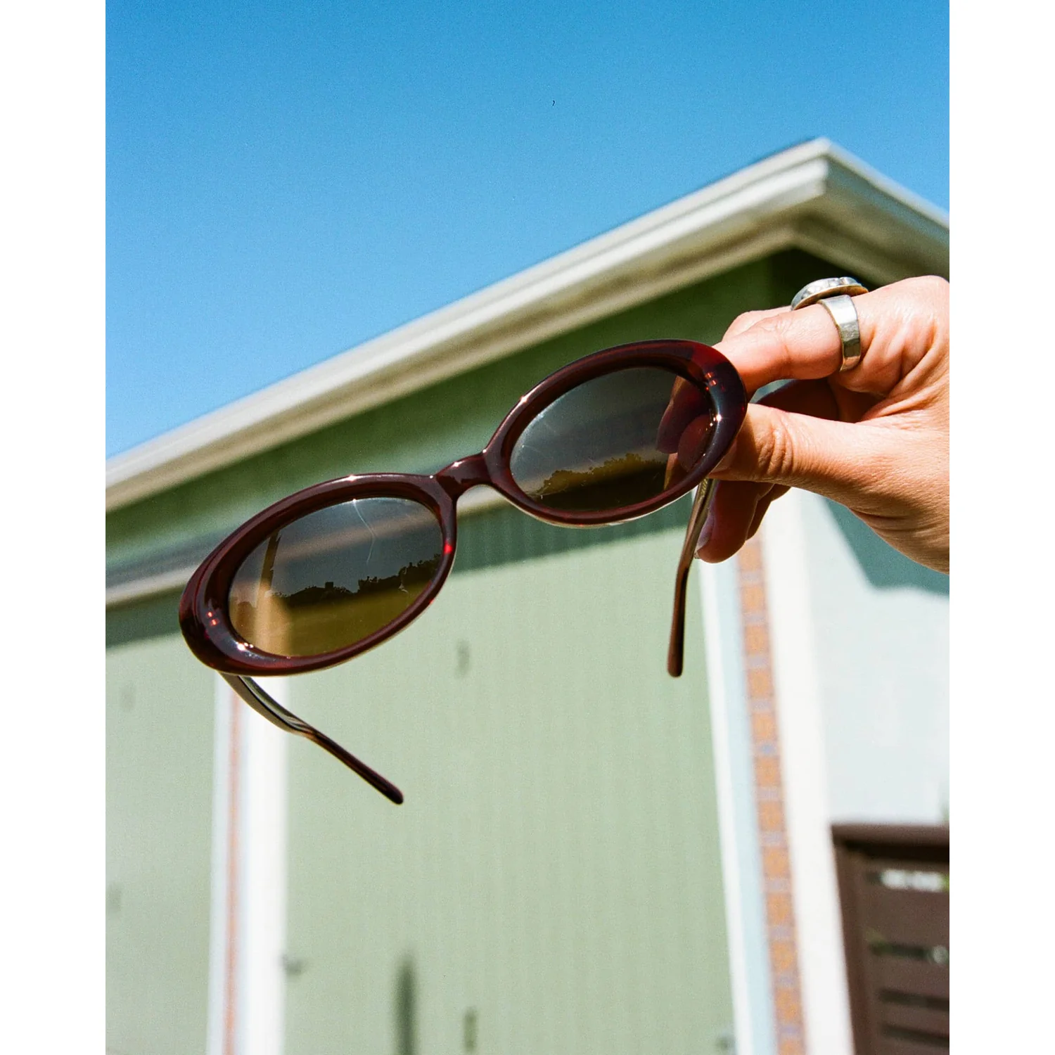The Sweet Leaf Sonnenbrille, ovale Gläser, dunkelrote Fassung, getönte Gläser, Kunststofffassung