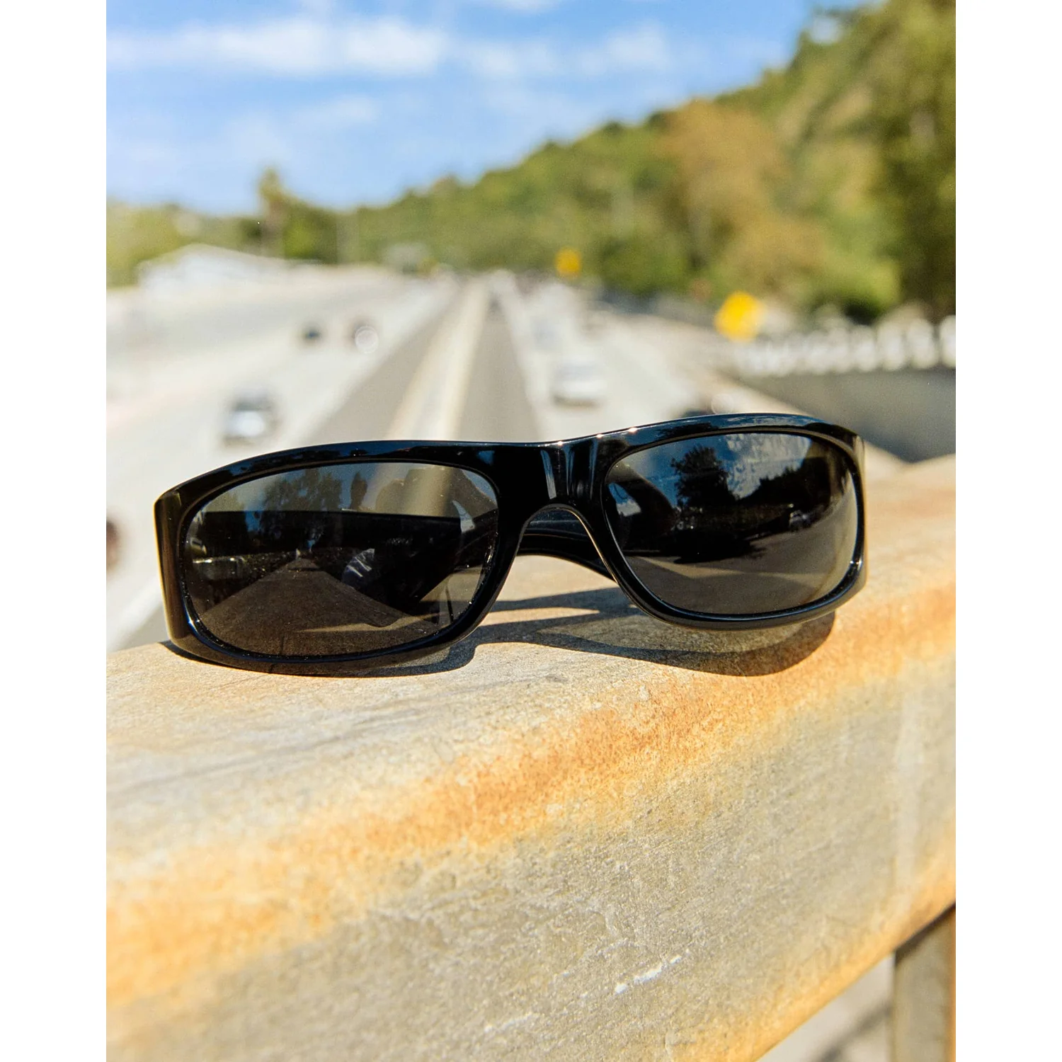 Sonnenbrille, schwarzer Kunststoffrahmen, dunkle Gläser, rechteckige Fassung
