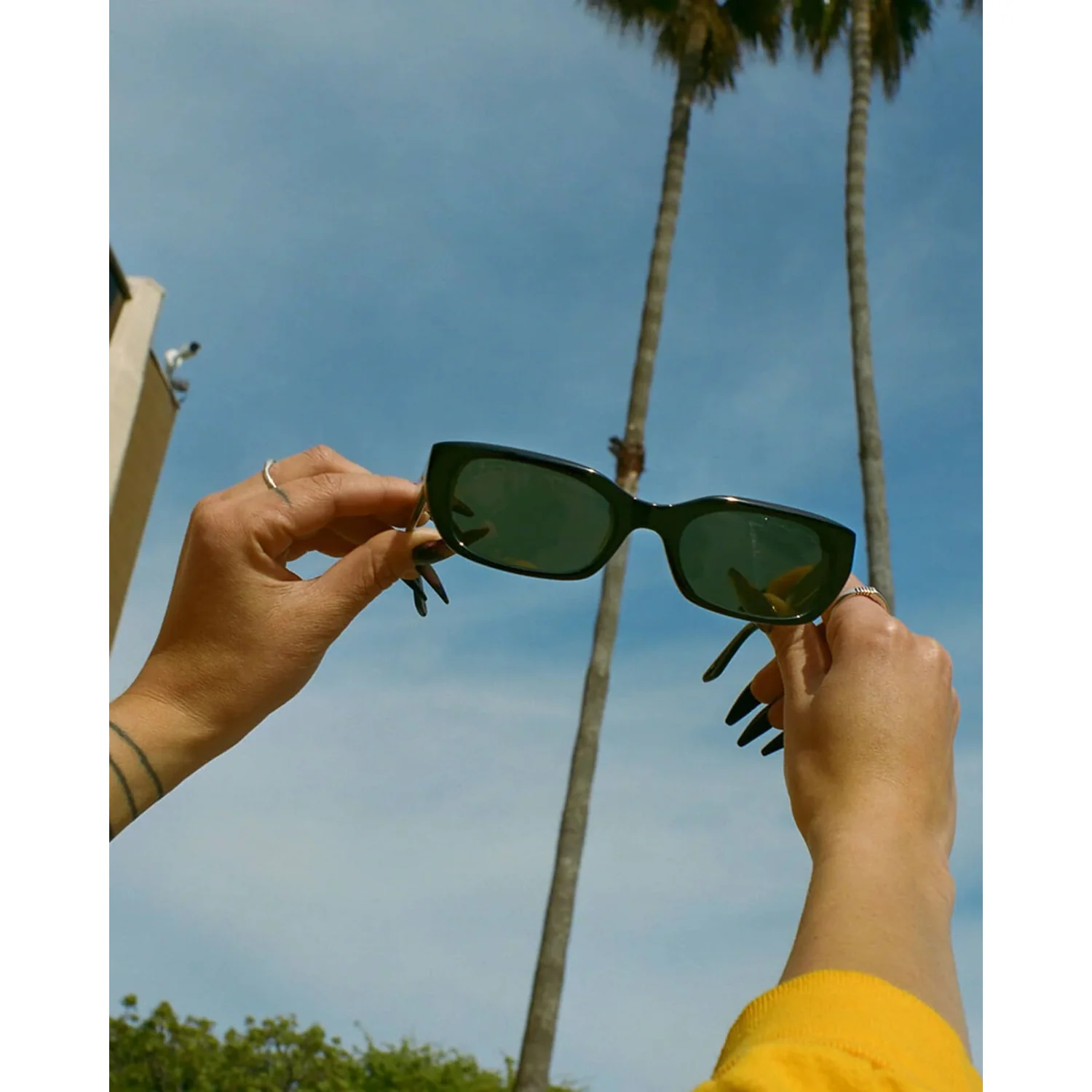 The Gothic Breeze Polarized Sonnenbrille, schwarzer Rahmen, dunkle Gläser, rechteckige Form