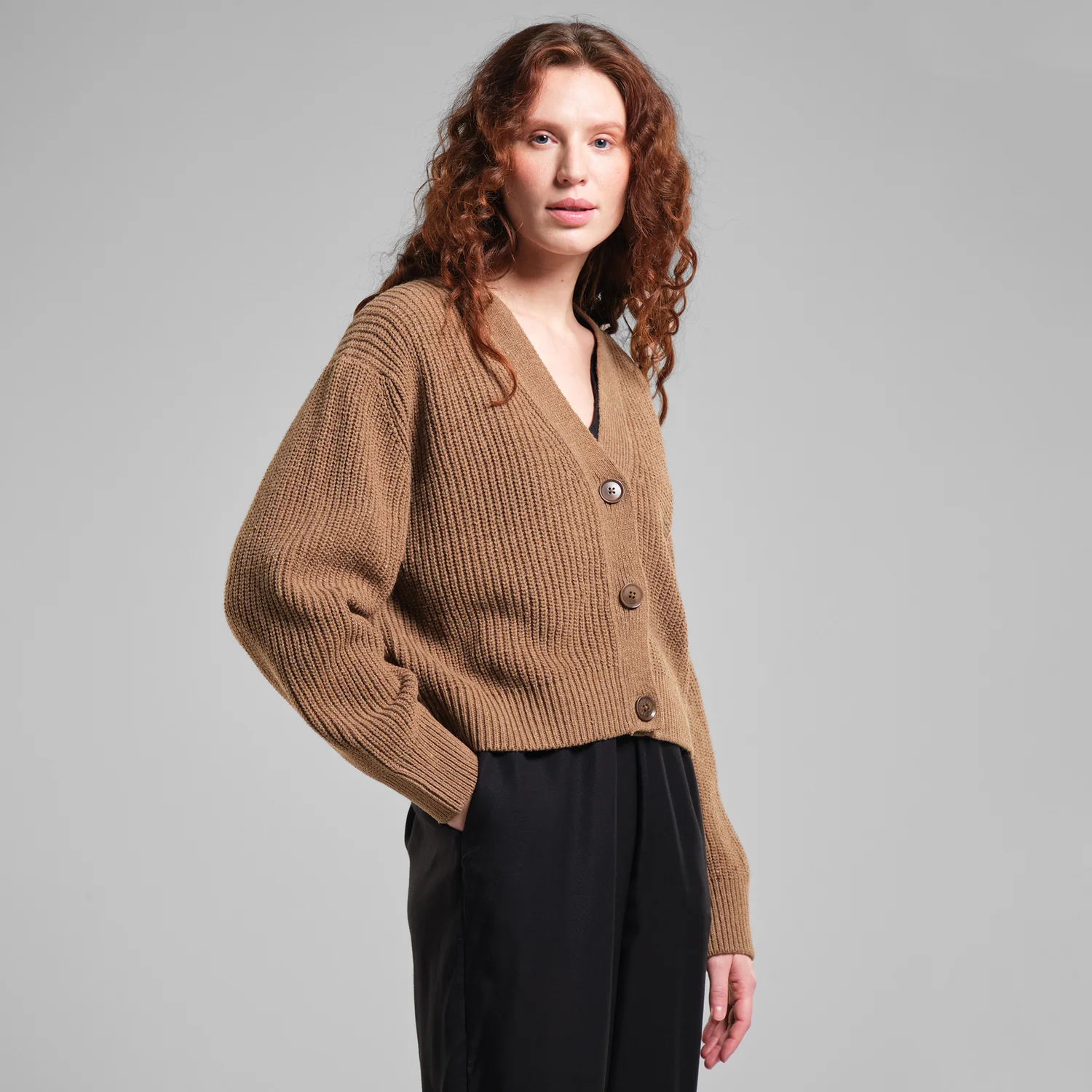 Kanan Cardigan Strickjacke, V-Ausschnitt, Knopfleiste, Rippstrick, Braun