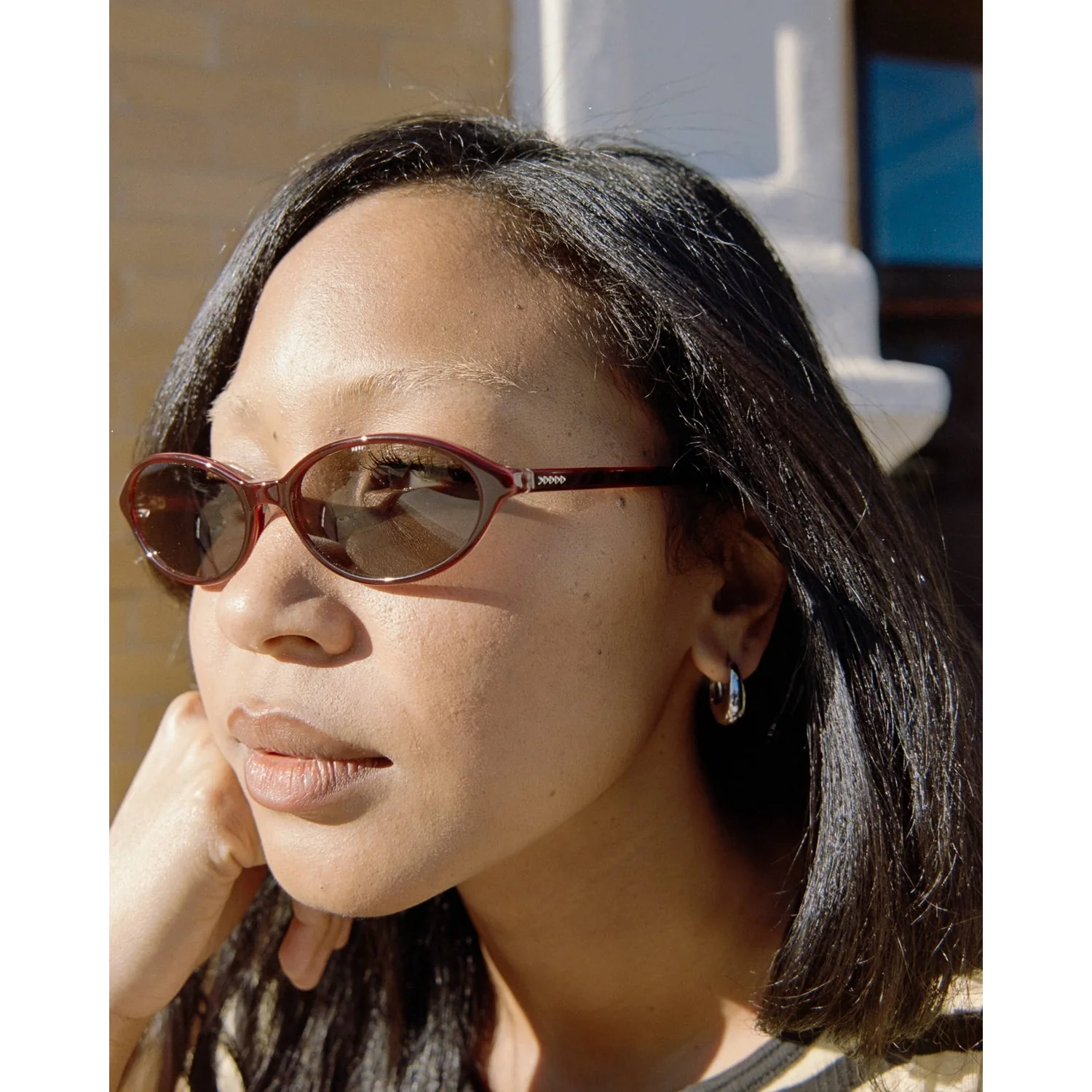 Sonnenbrille, rote Fassung, ovale Gläser, getönte Gläser