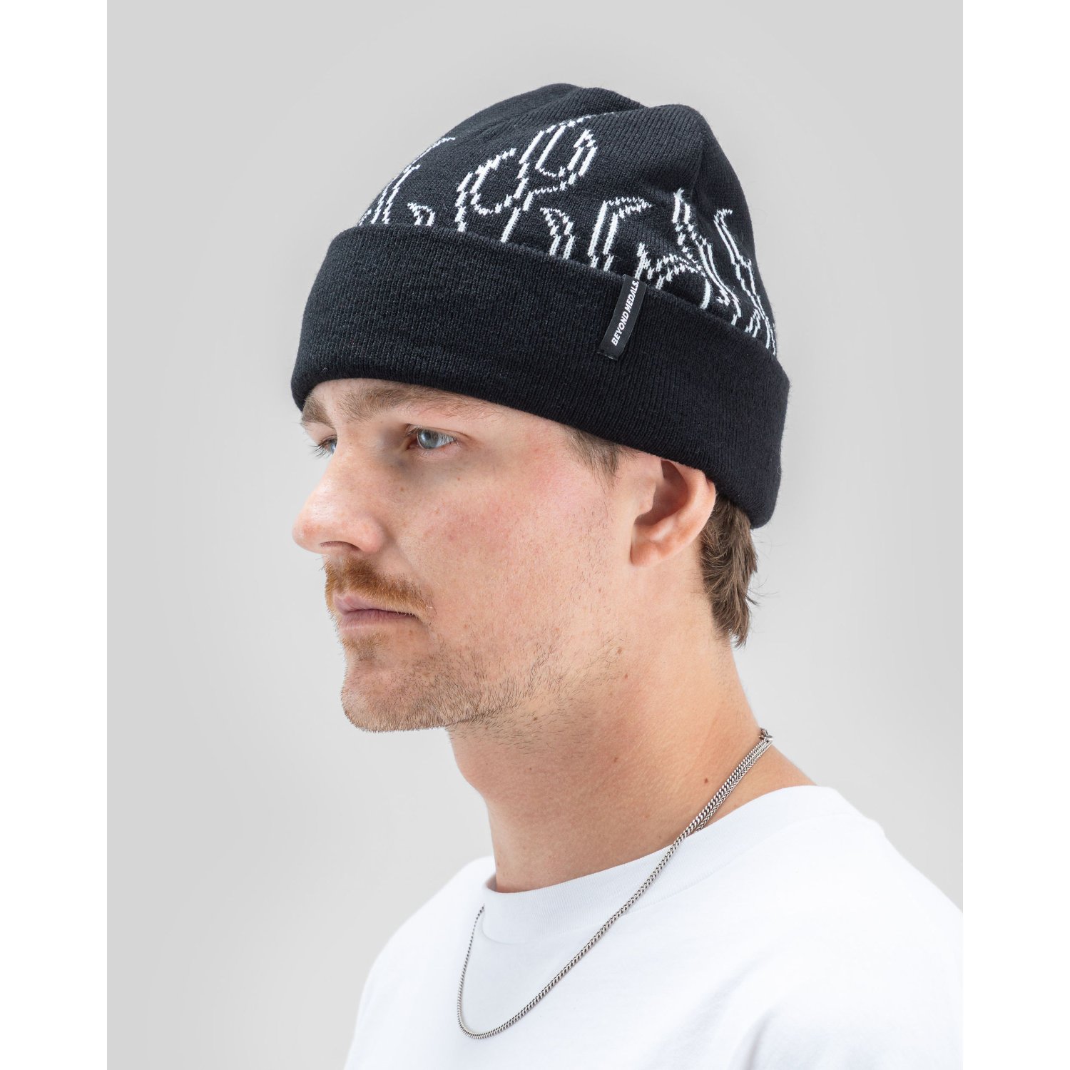 Bonnet, noir, bonnet en tricot, motif avec logo, bord replié