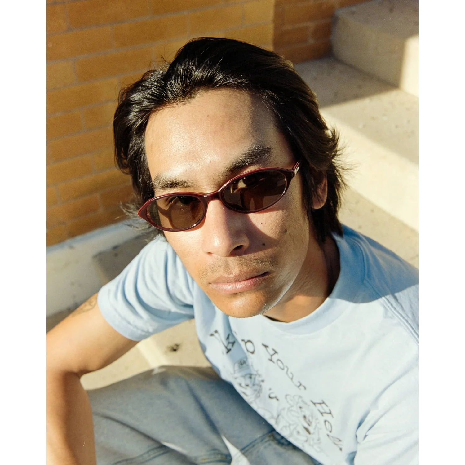 Sonnenbrille, ovale Gläser, rotes Gestell, braune Gläser