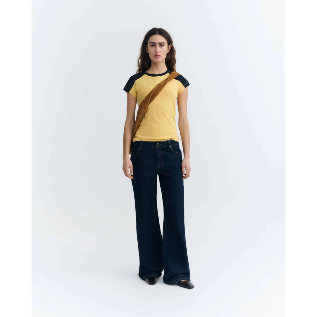 t-shirt, kurzarm, gelb, crossbody-tasche, jeans, T-Shirt, Kurzarm, Farbenblock, Gelb, Navy Hose, Weite Hose, Schultertasche, Casual Outfit