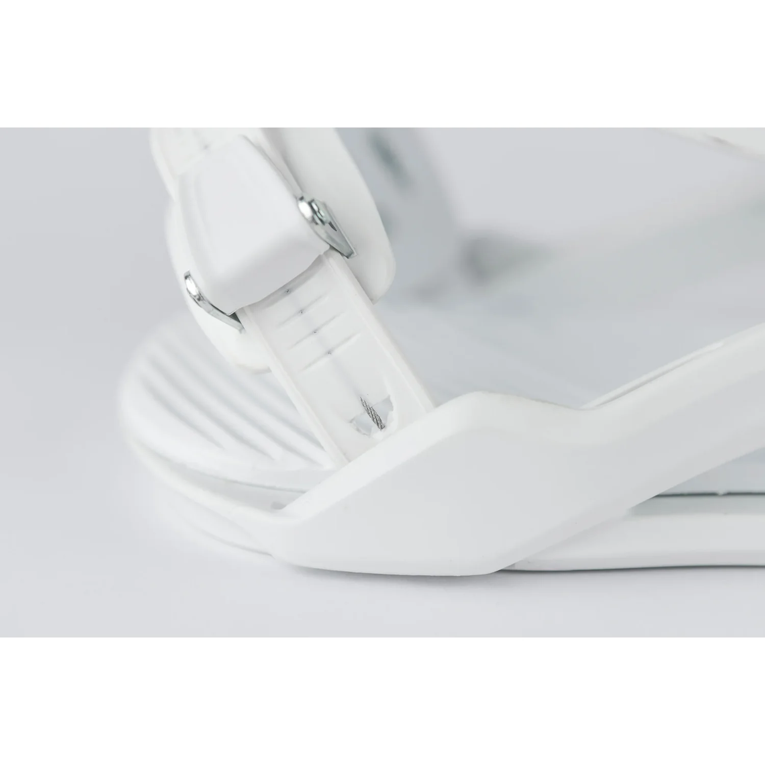 Pièce en plastique blanc, sangle réglable, fermeture à boucle